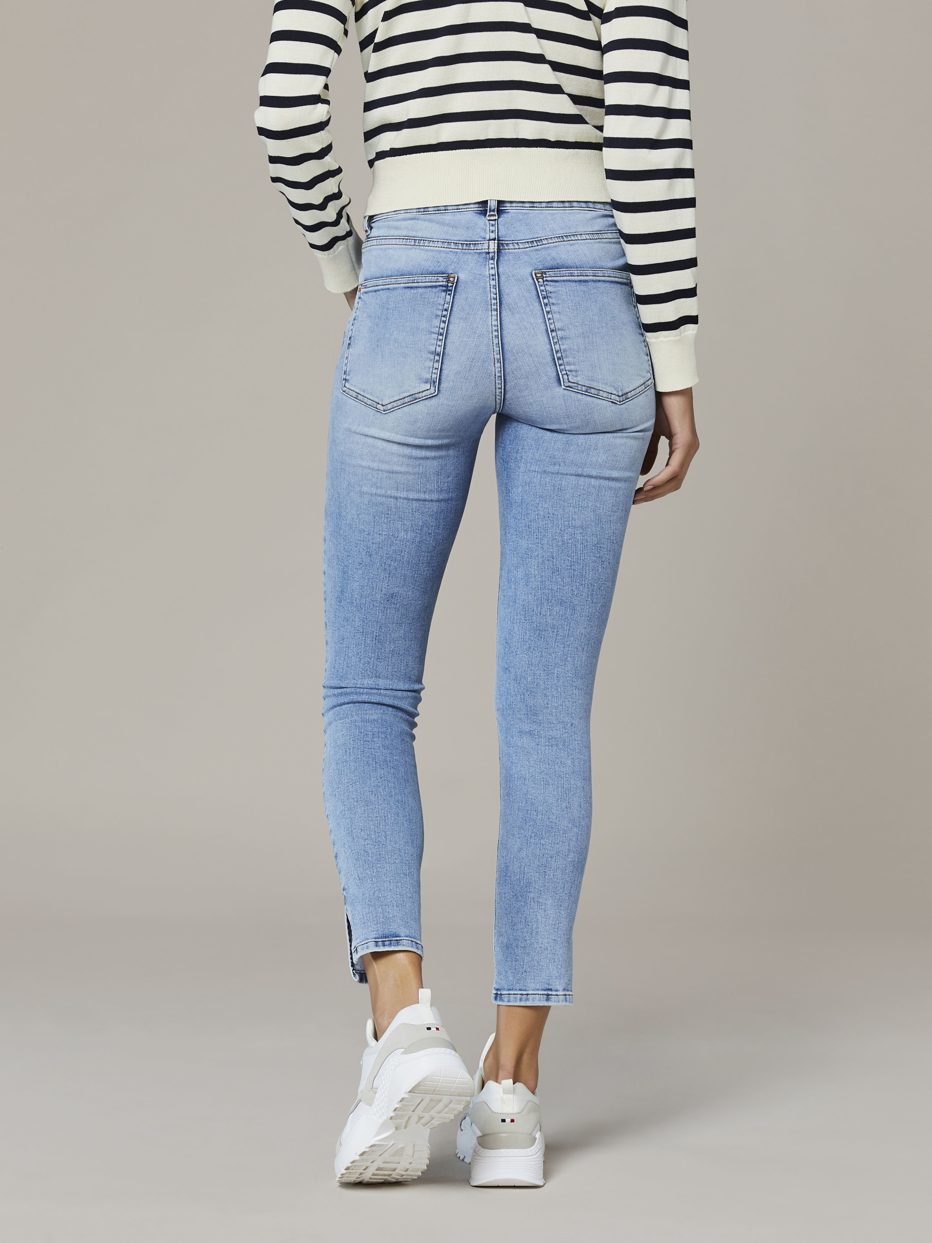 Sabine cropped jeans 7241652_JEAN PAUL_S20_SABINE CROPPED JEANS_6_DAF_BLÅ_999_modell_back_DAE_Sabine cropped jeans DAE_Sabine cropped jeans DAE 7249253.jpg_