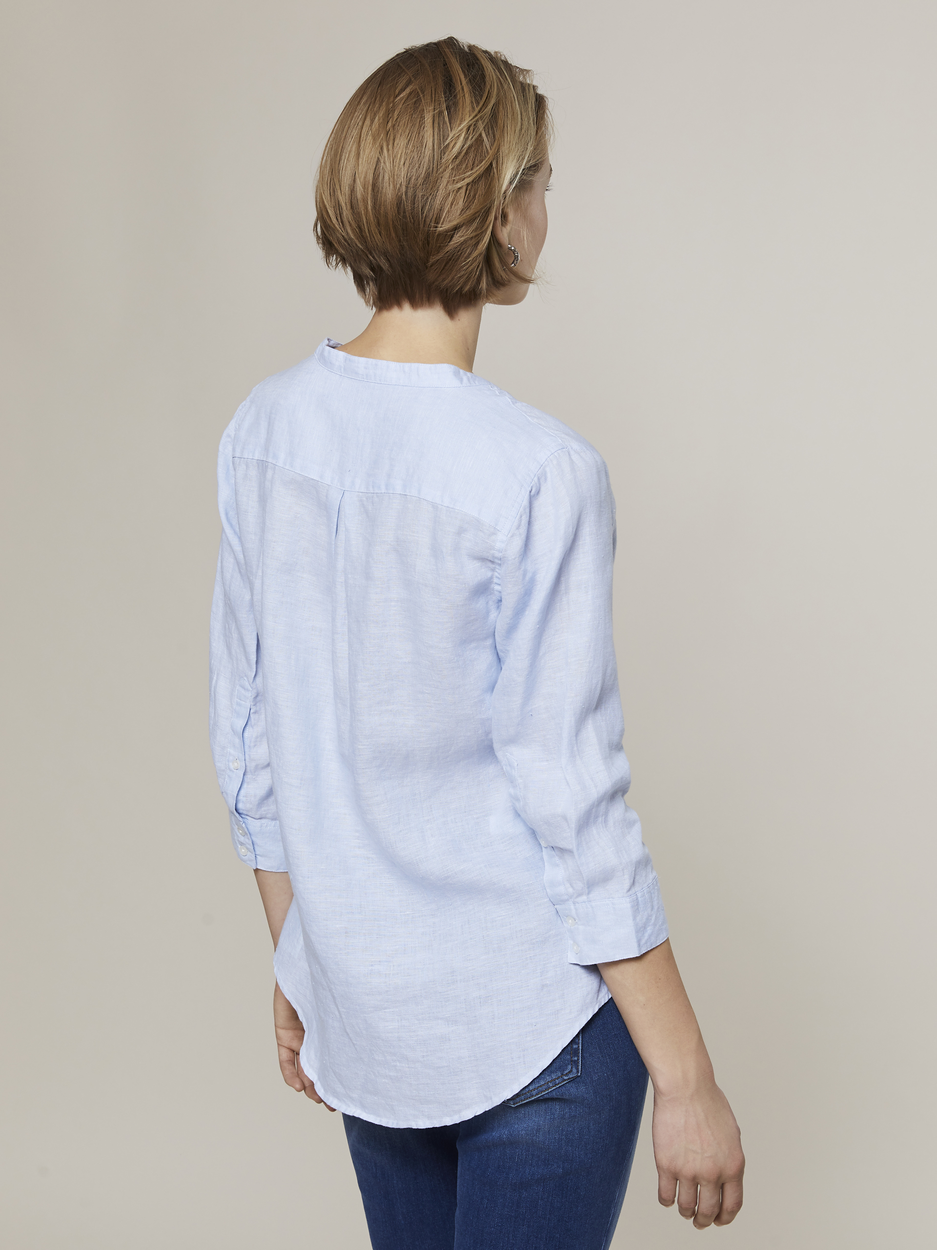 Lucia linbluse 7243261_JEAN PAUL_H20_LUCIA LINEN BLOUSE_16_EN3_BLÅ_899_Modell_-back_33572_Lucia linbluse EN3_Lucia linbluse EN3 7249976.jpg_