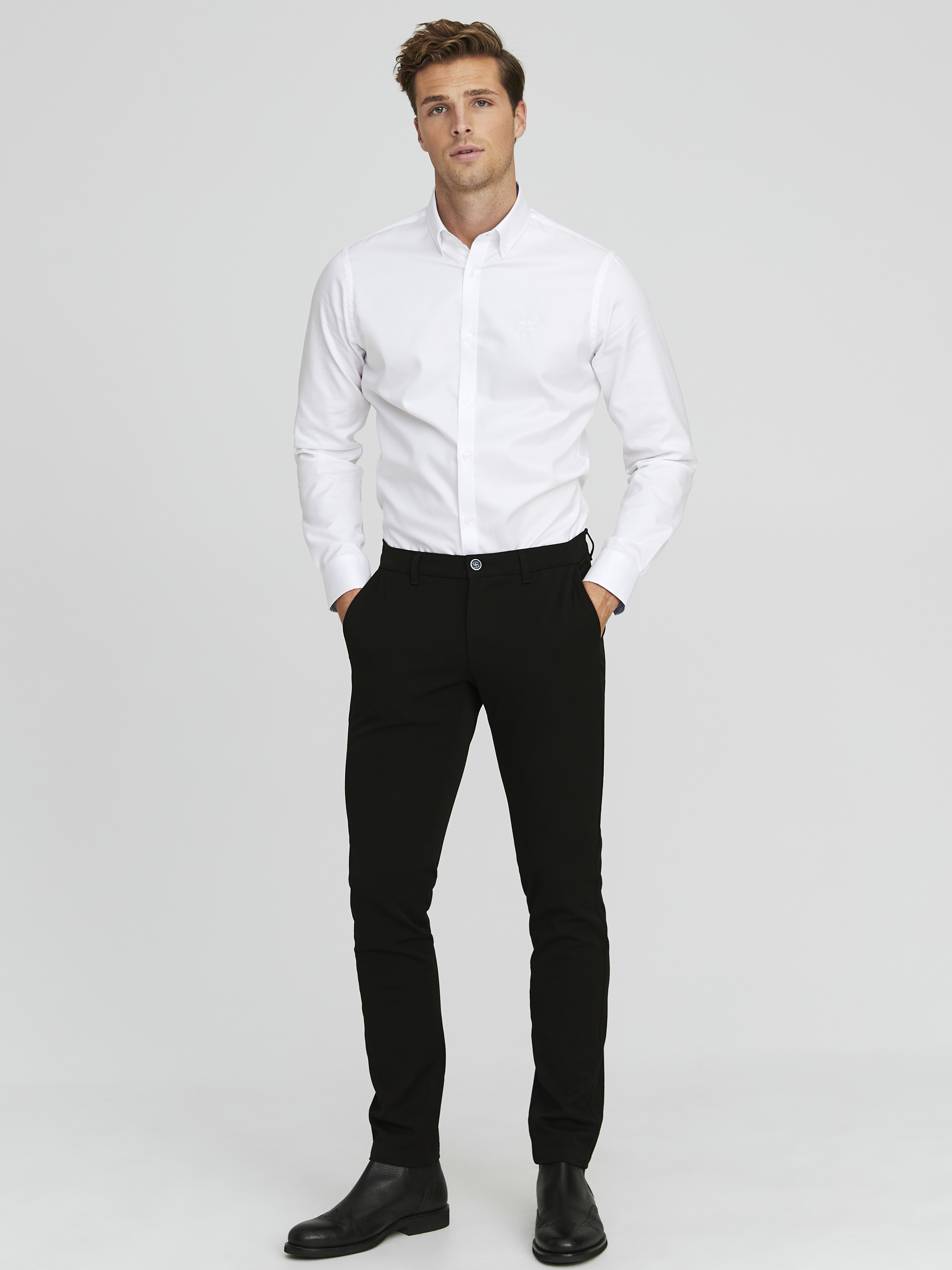 Brad Stretch Chino 7244095_C18-JEANPAUL-A20-Modell-front_39816_Brad Stretch Chino C18.jpg_Front||Front