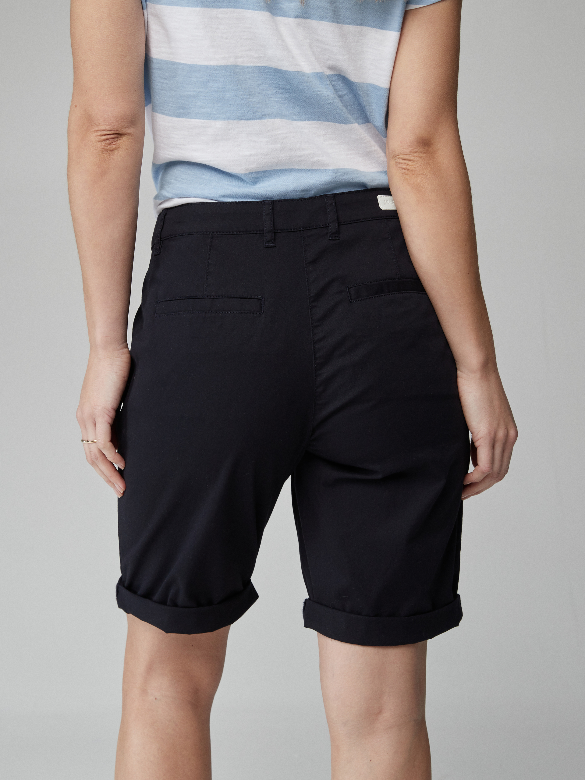 Cerise shorts 7246522_EM6_JEAN PAUL_H21_model_back_Cerise shorts EM6 7250161.jpg_
