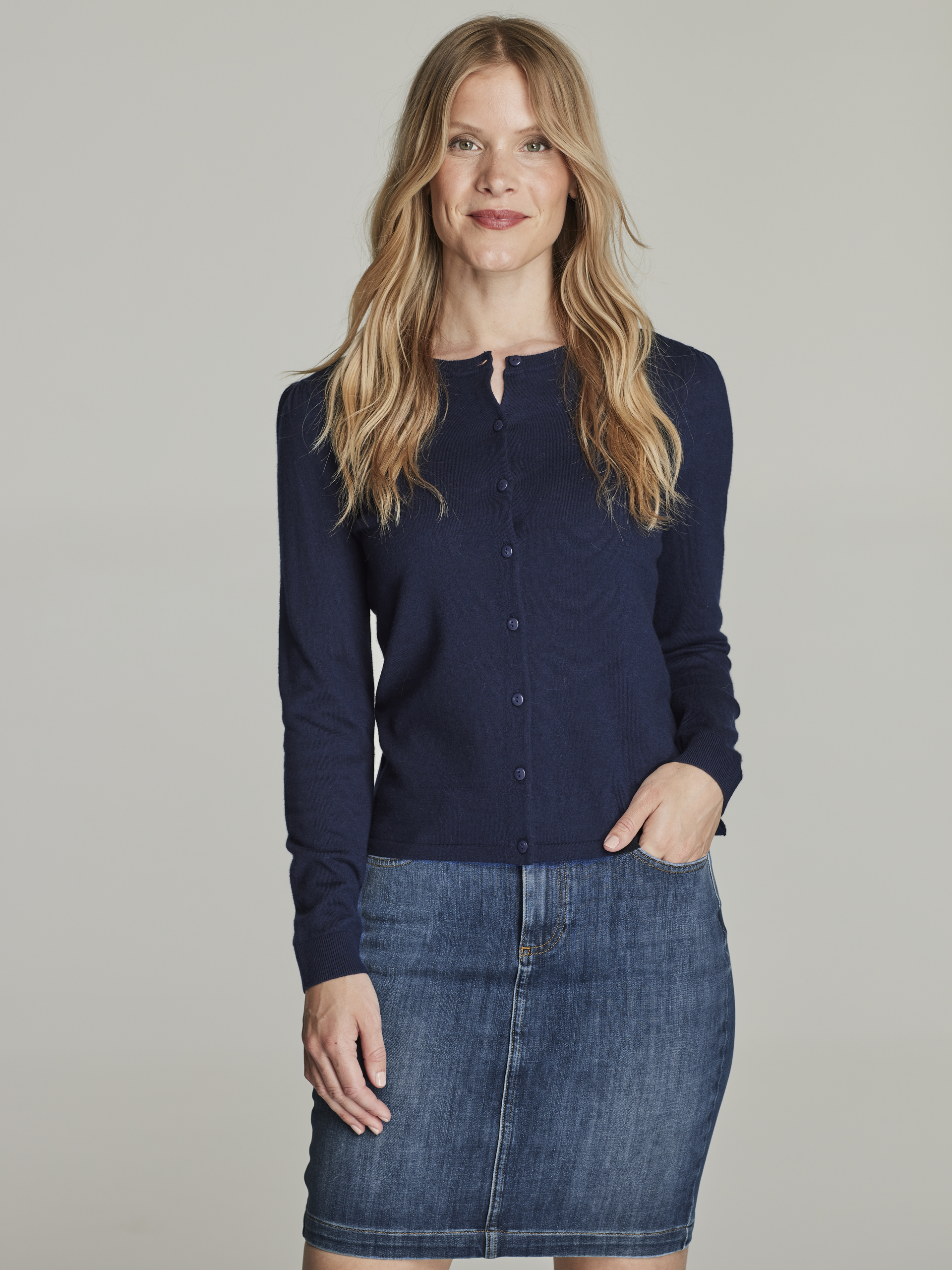 Sabine denimskjørt 7247374_JEAN PAUL_NOS_AGNES CARDIGAN_32_EM6_BLÅ_999_Modell_front (2)[87]_Sabine denimskjørt D06.jpg_