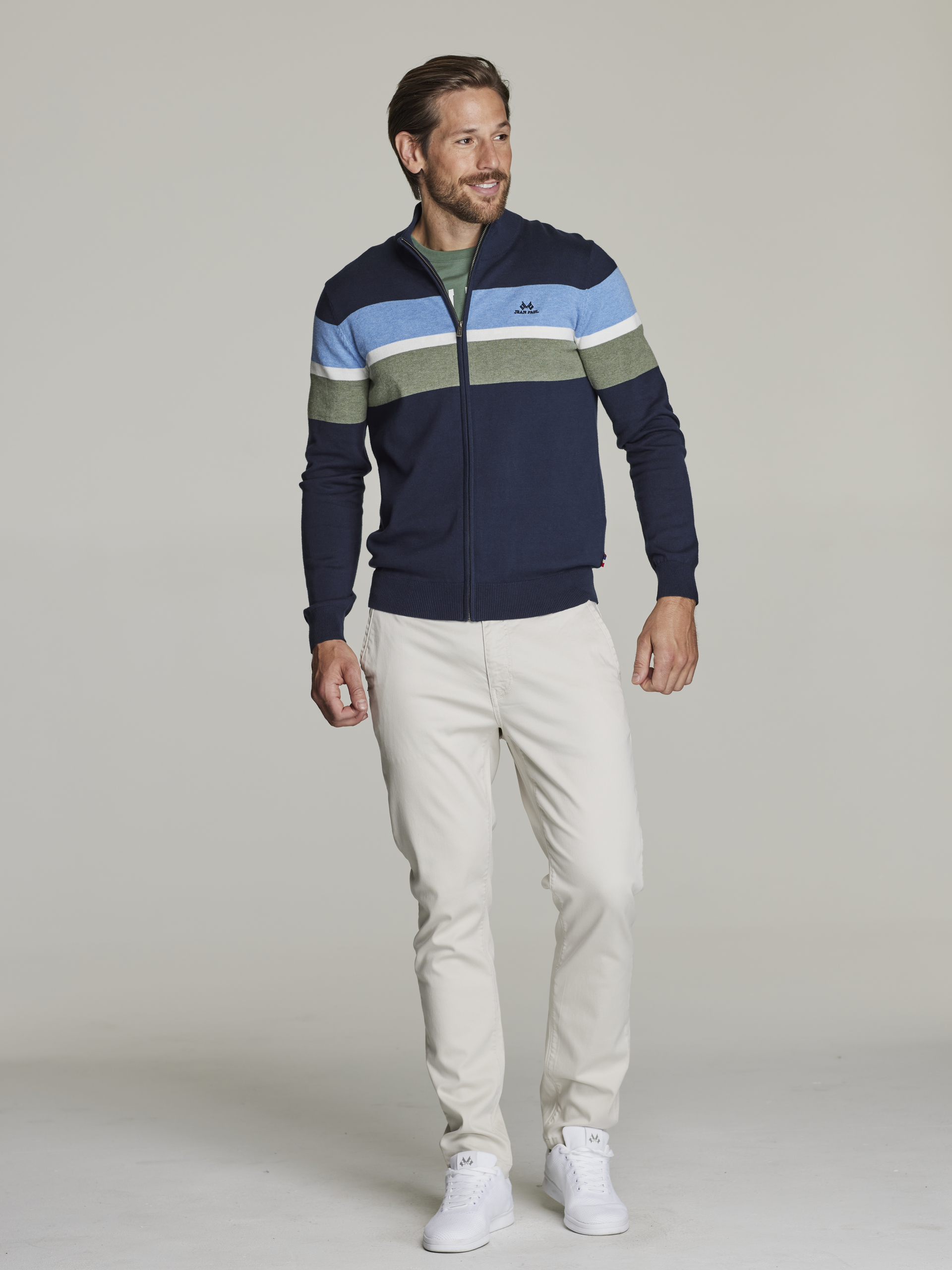 Gerard stripet cardigan 7248892_JEAN PAUL_S22_GERARD STRIPET CARDIGAN_6_EM6_BLÅ_999_Modell_-front_80366_Gerard stripet cardigan EM6.jpg_