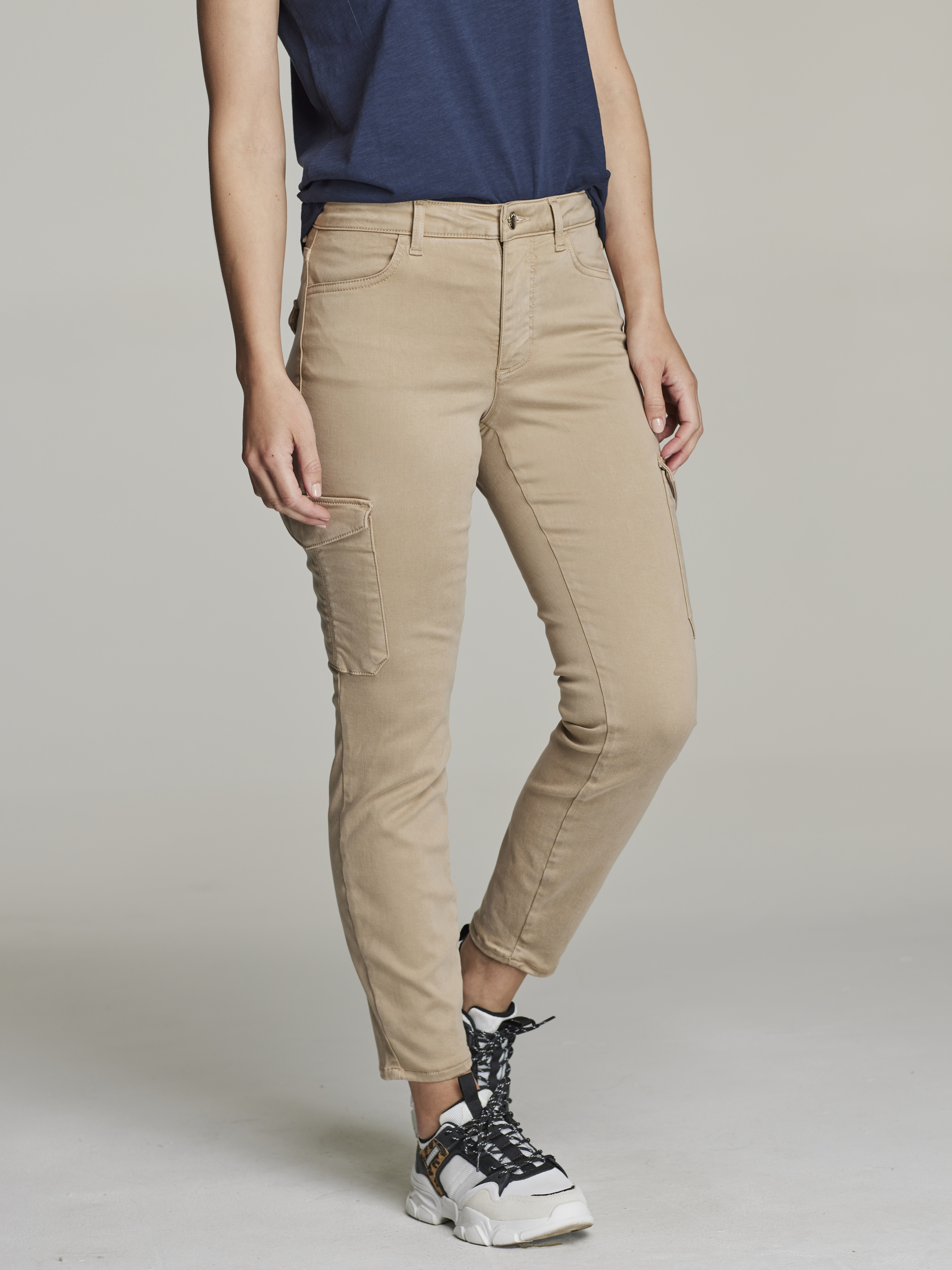 Yvonne cargobukse 7249036_I4Y-JEANPAULFEMME-S22-Modell-front_33871_Yvonne cargobukse I4Y_Yvonne cargobukse I4Y 7249036.jpg_Front||Front