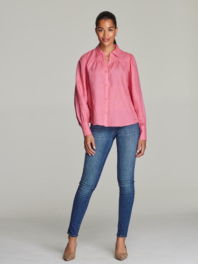 Lilly linbluse 7249059_MOA-JEANPAULFEMME-S22-Modell-front_87340_Lilly linbluse MOA_Lilly linbluse MOA 7249059.jpg_Front||Front