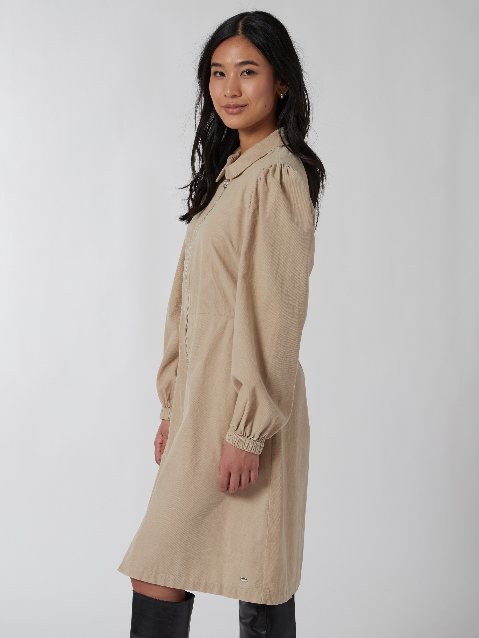 Louanna kjole 7500352_AEI-JEANPAUL-A22-Modell-Front_5170_Louanna kjole AEI_Louanna kjole AEI 7500352.jpg_
