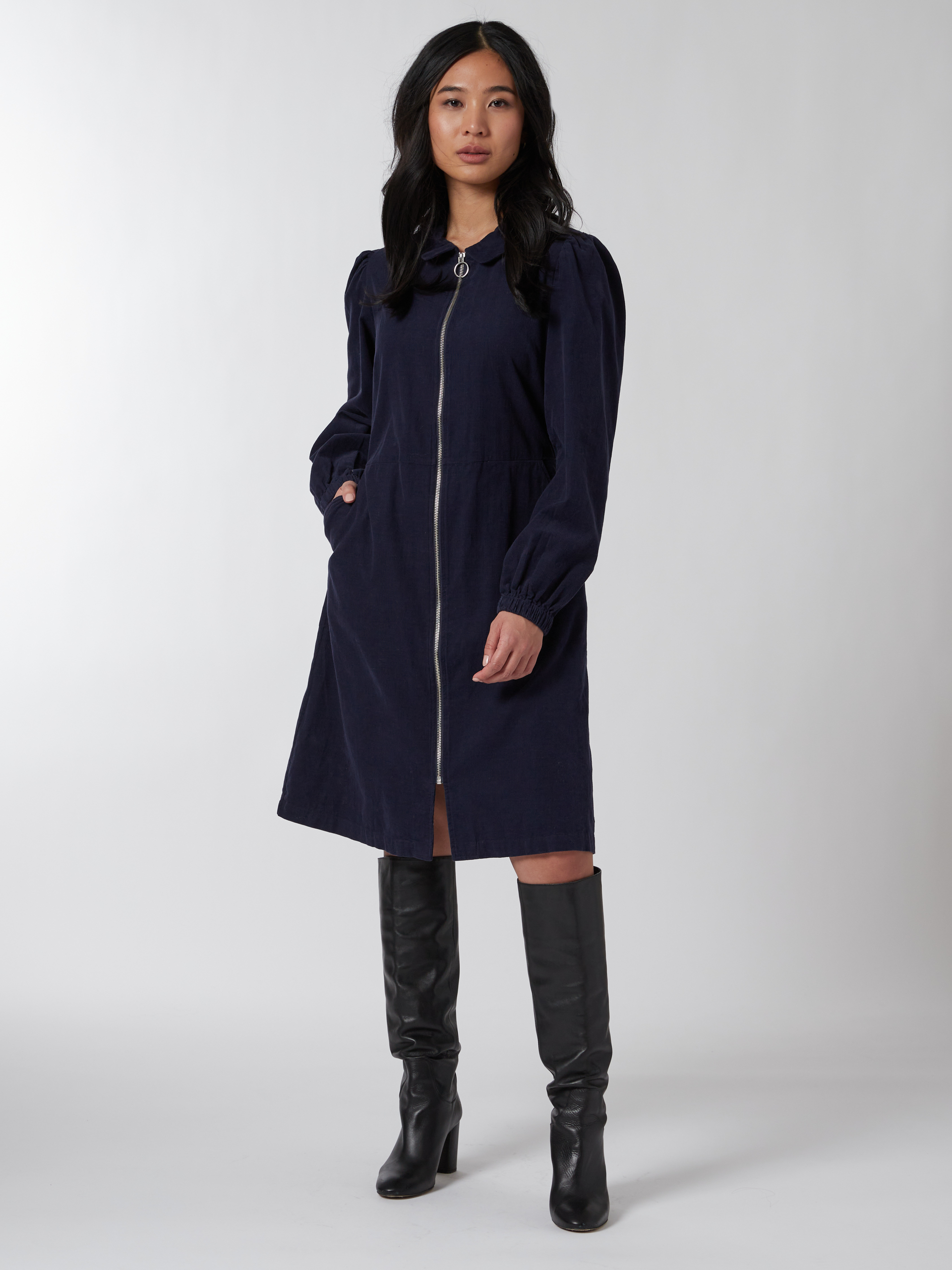 Louanna kjole 7500352_EM6-JEANPAUL-A22-Modell-Front_7559_Louanna kjole EM6_Louanna kjole EM6 7500352.jpg_Front||Front