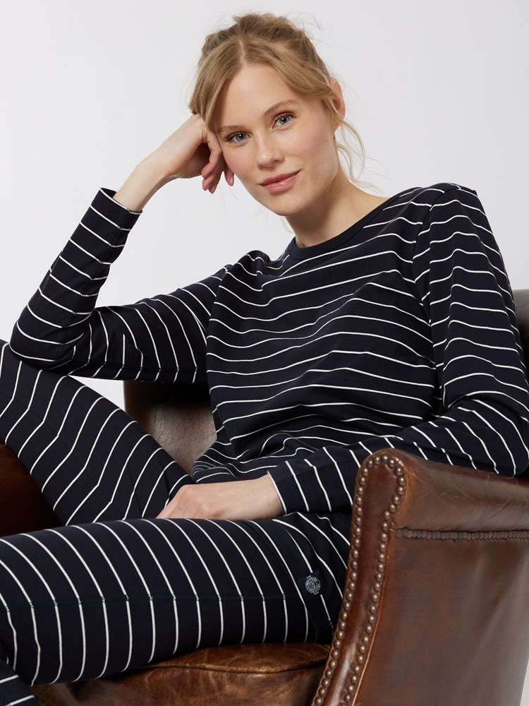 Ada pysjamas 7501561_EM6_Jean Paul_Ada Stripe Pyjama Set_799_Modell (1).jpg_