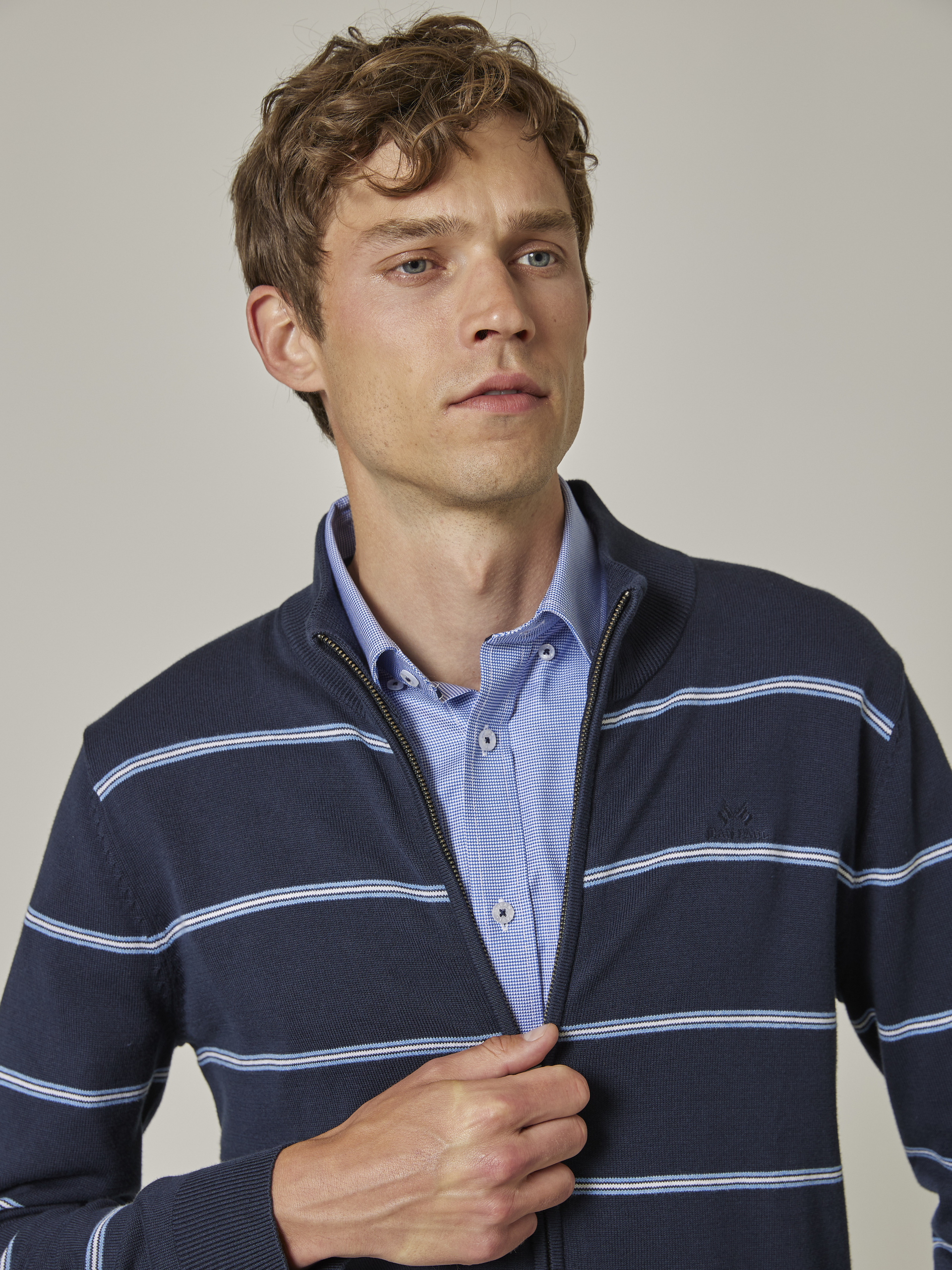 Gerard stripet cardigan 7501817_EM6_Jean Paul_Gerard Stripet Cardigan_S23_Modell (3).jpg_