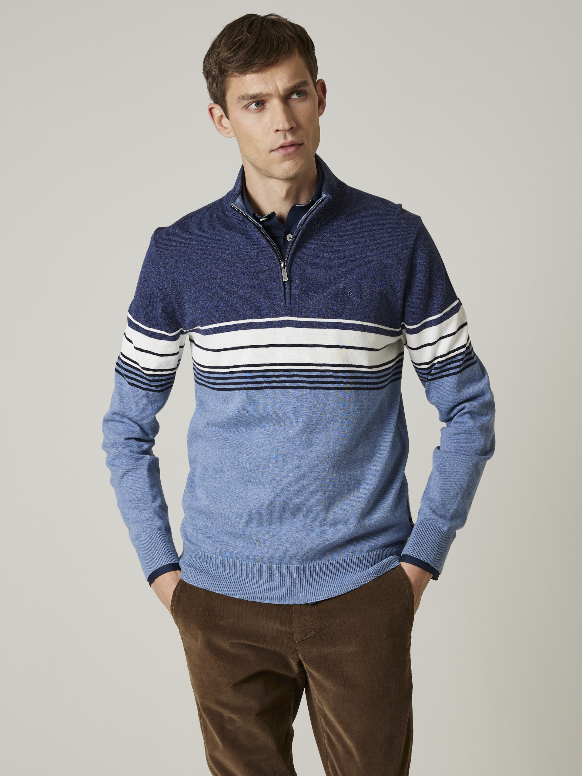 Gerard stripet zipneck 7503956_EEN-JEANPAUL-A23-Modell-Front_2387_Gerard stripet zipneck EEN.jpg_Front||Front