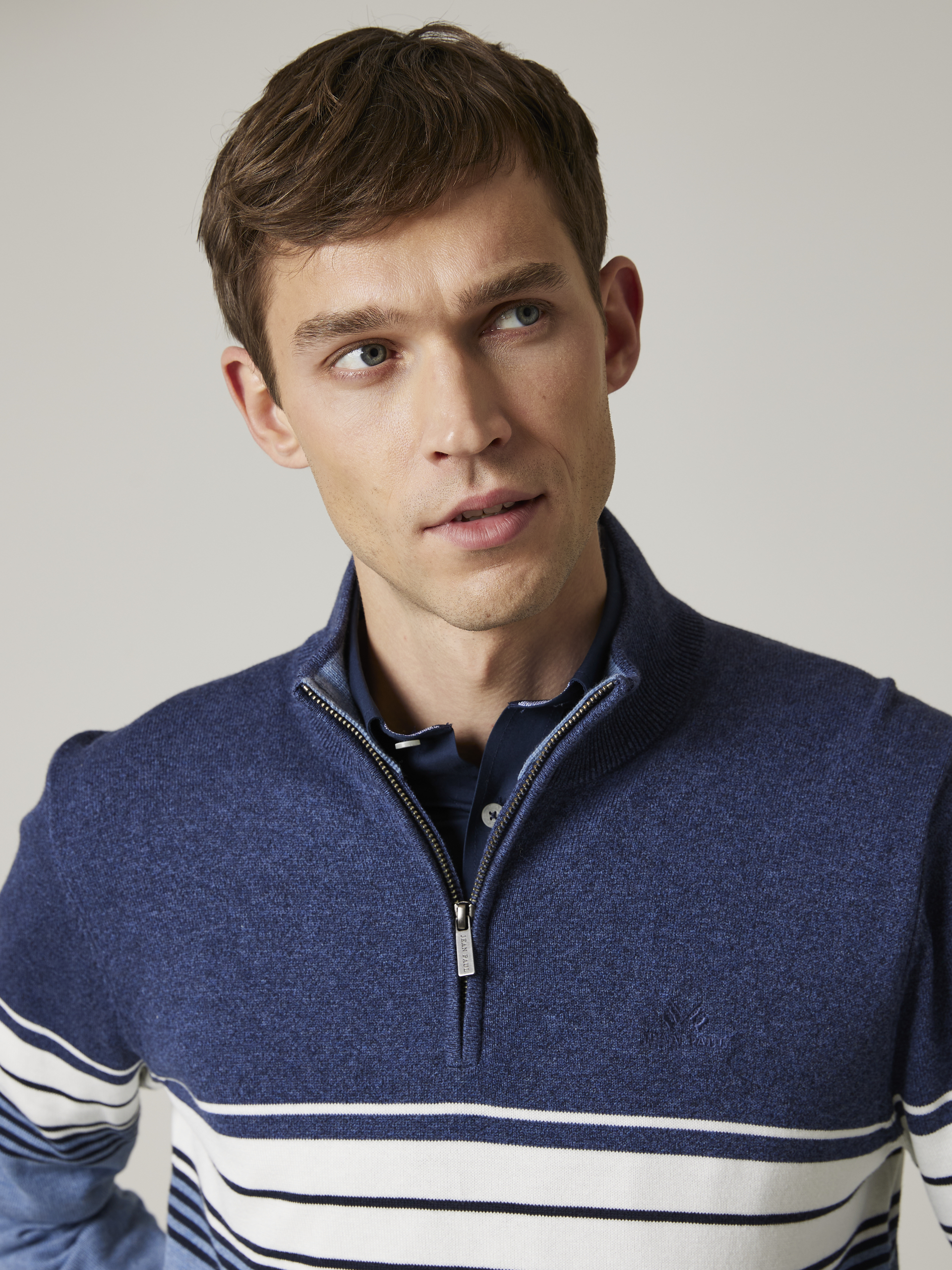 Gerard stripet zipneck 7503956_EEN-JEANPAUL-A23-Modell-Front_5451_Gerard stripet zipneck EEN.jpg_Front||Front
