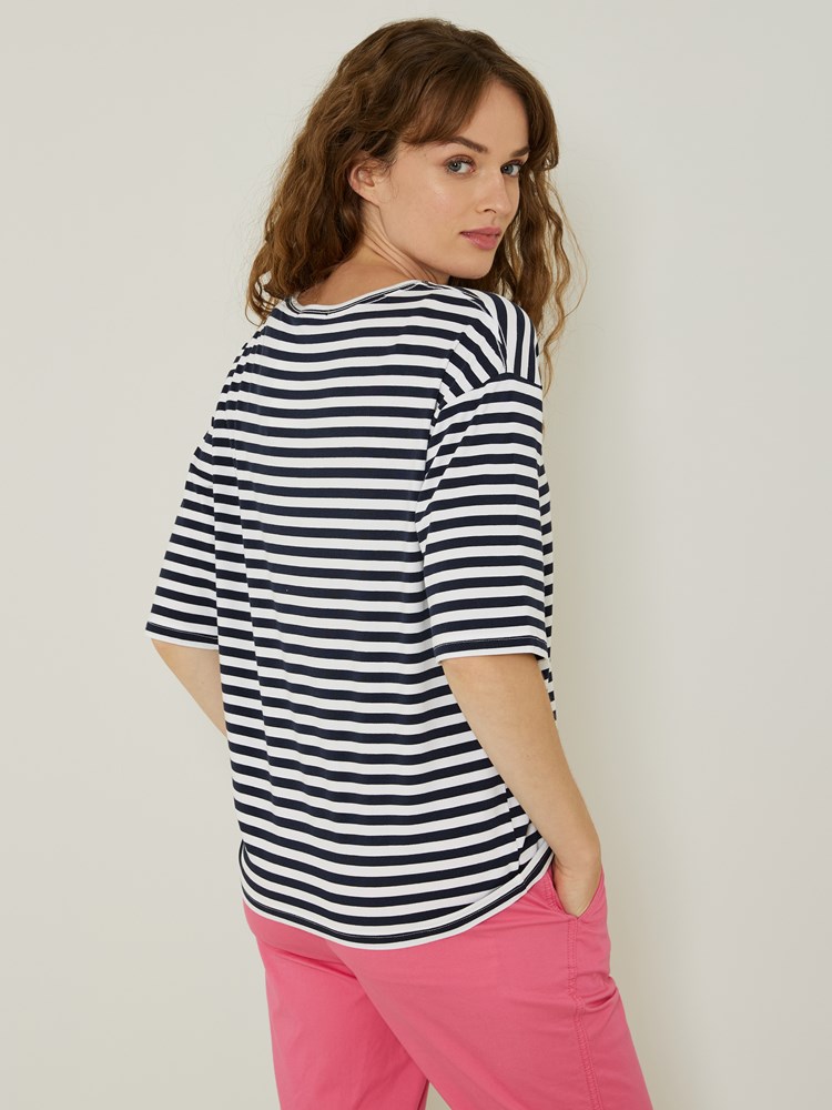 Katrina stripete t-skjorte 7504138_Jean Paul_Katrin Stripet t-skjorte_H23 (3)_Katrina stripete t-skjorte EM6_Katrina stripete t-skjorte EM6 7508110.jpg_