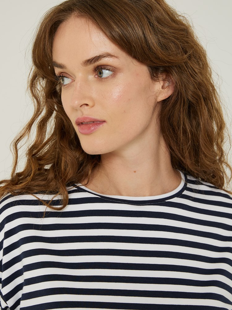 Katrina stripete t-skjorte 7504138_Jean Paul_Katrin Stripet t-skjorte_H23 (4)_Katrina stripete t-skjorte EM6_Katrina stripete t-skjorte EM6 7508110.jpg_
