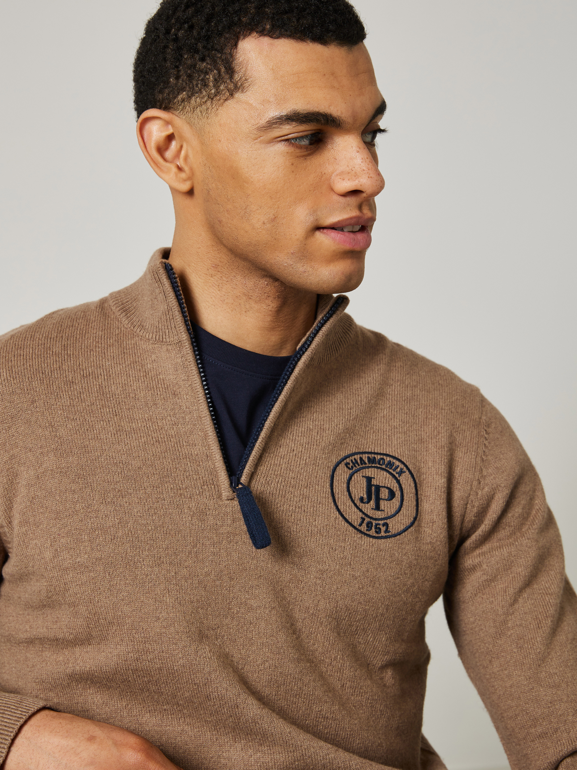 Lucien zipneck 7504621_AFD-JEANPAUL-W23-Modell-Front_8985_Lucien zipneck AFD.jpg_Front||Front