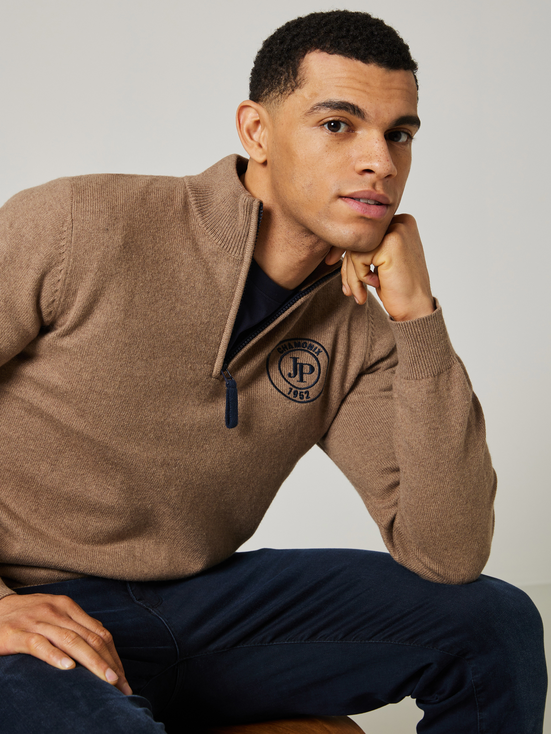 Lucien zipneck 7504621_AFD-JEANPAUL-W23-Modell-Front_9875_Lucien zipneck AFD.jpg_Front||Front