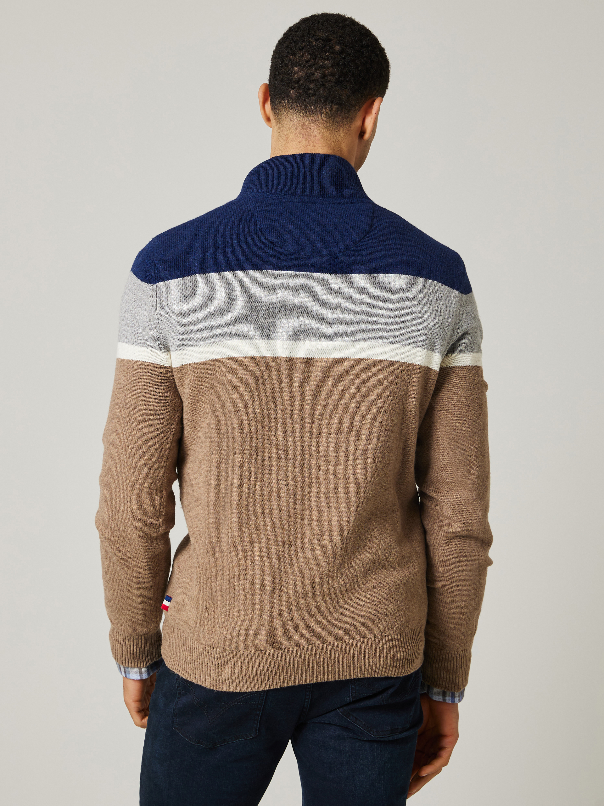 Lucien stripet zipneck 7504743_AFD-JEANPAUL-W23-Modell-Front_4927_Lucien stripet zipneck AFD.jpg_Front||Front