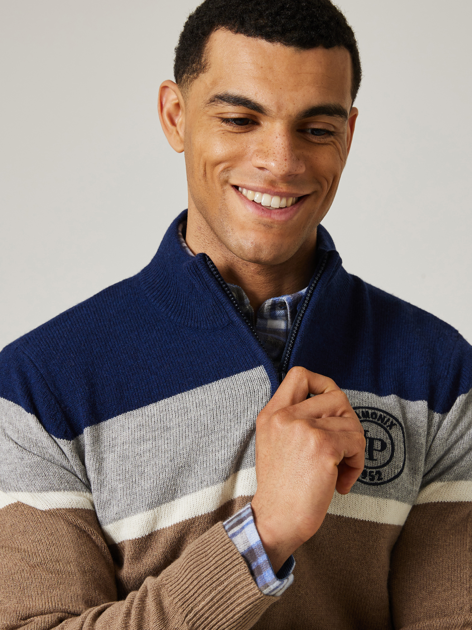 Lucien stripet zipneck 7504743_AFD-JEANPAUL-W23-Modell-Front_493_Lucien stripet zipneck AFD.jpg_Front||Front