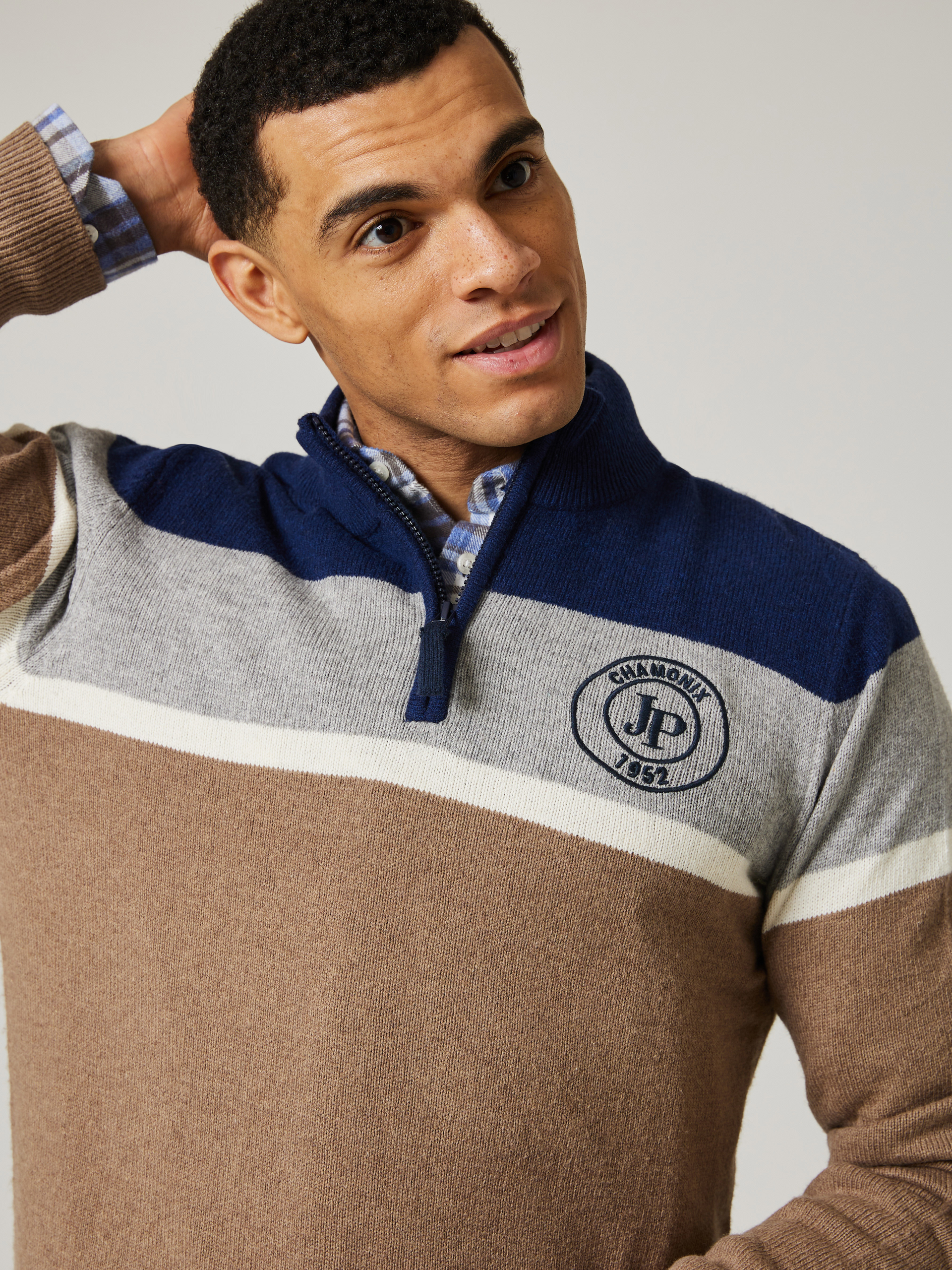 Lucien stripet zipneck 7504743_AFD-JEANPAUL-W23-Modell-Front_6829_Lucien stripet zipneck AFD.jpg_Front||Front