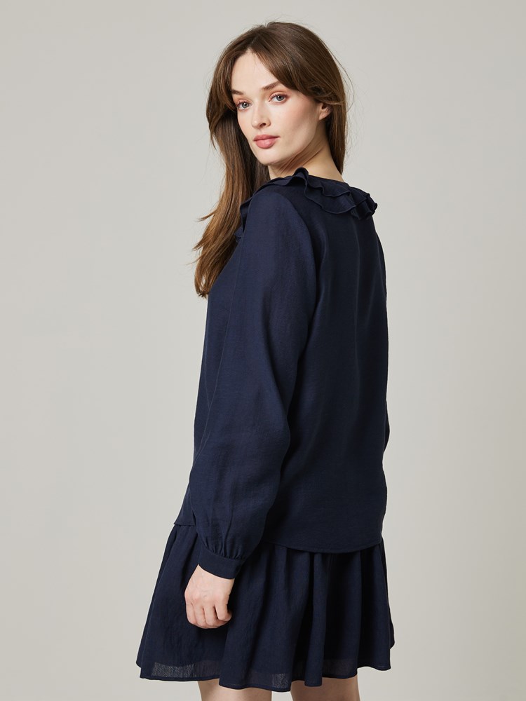 Dina bluse 7505192_EM6-JEANPAUL-W23-Modell-Front_4223_Dina bluse EM6_Dina bluse EM6 7505192.jpg_Front||Front