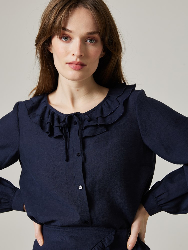 Dina bluse 7505192_EM6-JEANPAUL-W23-Modell-Front_972_Dina bluse EM6_Dina bluse EM6 7505192.jpg_Front||Front