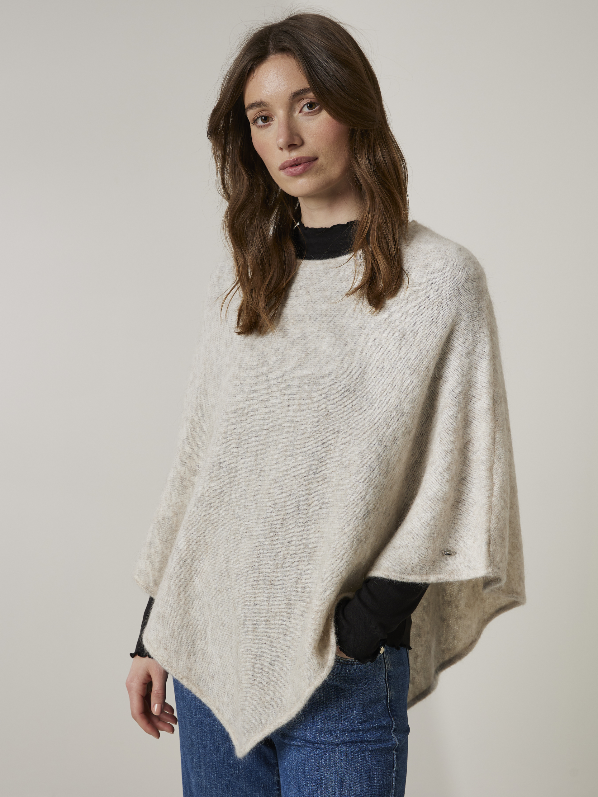 Lotty poncho 7505490_I3O-JEANPAUL-Lotty Poncho-A23-Modell (3)_Lotty poncho I3O_Lotty poncho I3O 7505490.jpg_