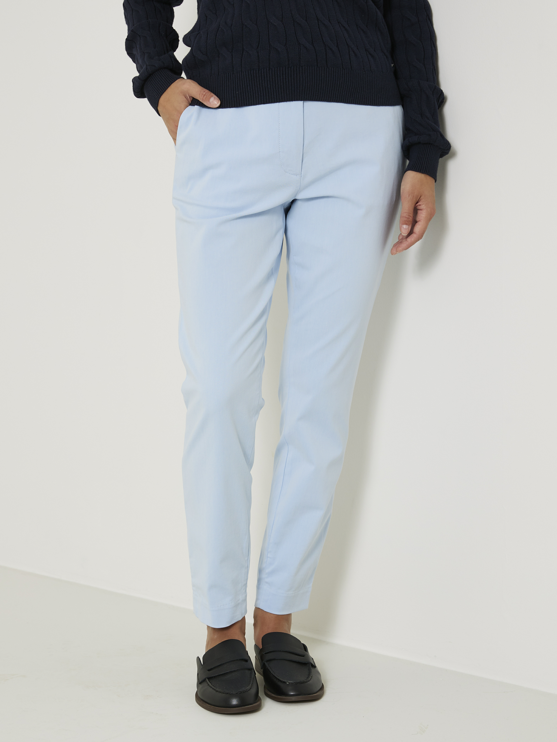 Caroline chino 7505952_EM6-JEANPAUL-S24-Modell-Front_2067.jpg_