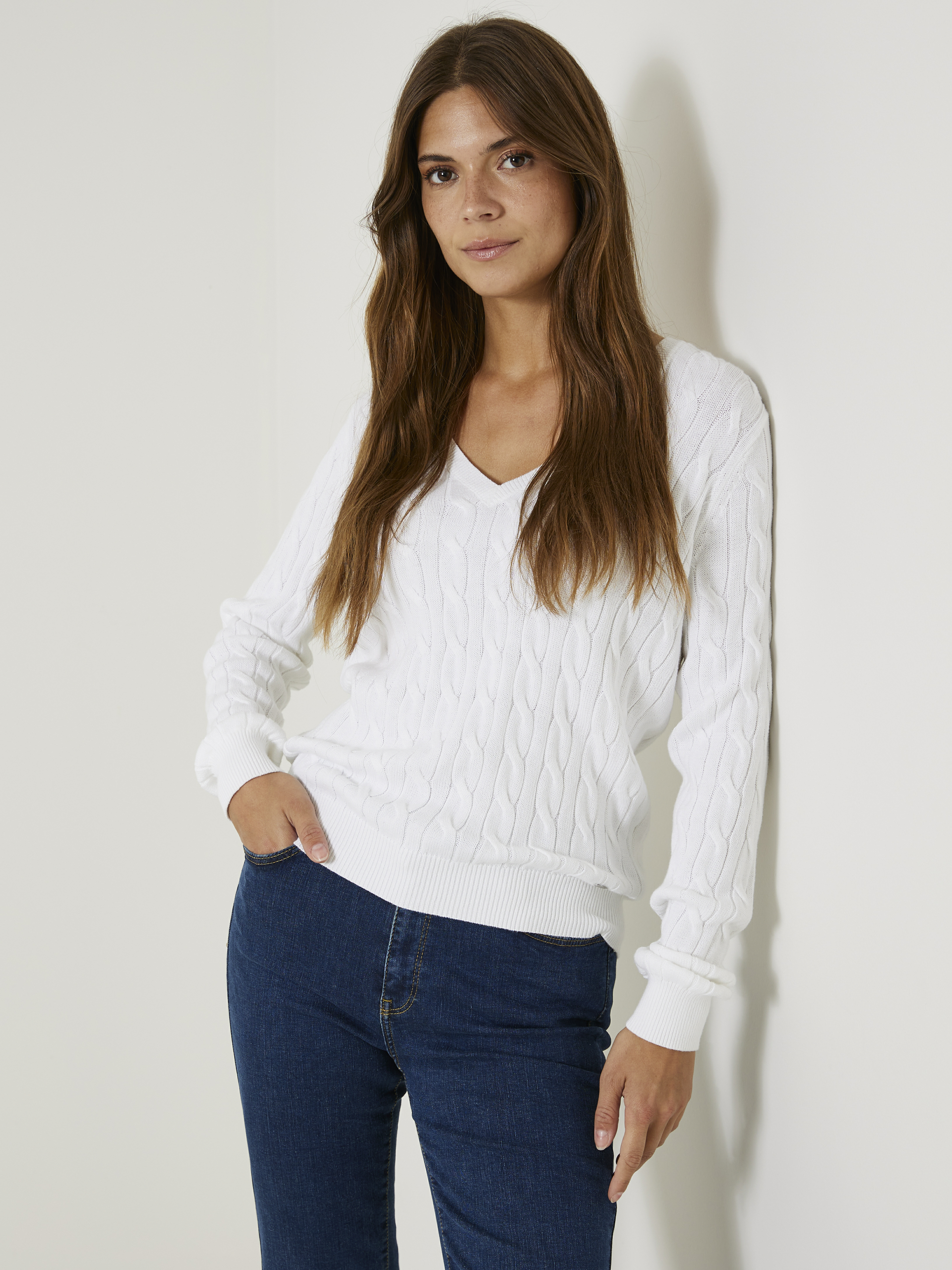 Iselin v-neck kabelgenser 7505952_O68-JEANPAUL-S24-Modell-Front_1668_Iselin v-neck kabelgenser O68_Iselin v-neck kabelgenser O68 7505952.jpg_Front||Front