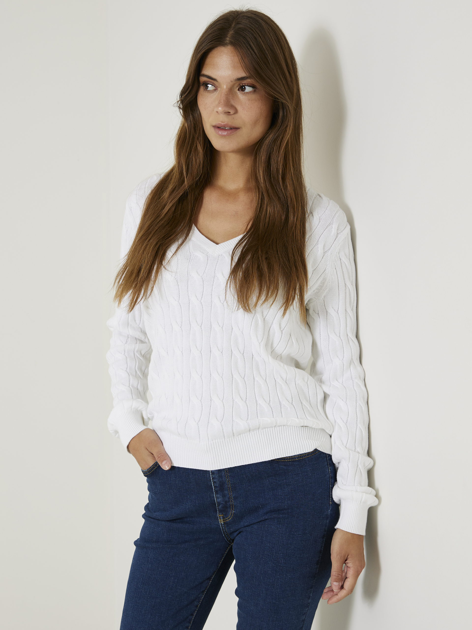 Iselin v-neck kabelgenser 7505952_O68-JEANPAUL-S24-Modell-Front_2698_Iselin v-neck kabelgenser O68_Iselin v-neck kabelgenser O68 7505952.jpg_Front||Front