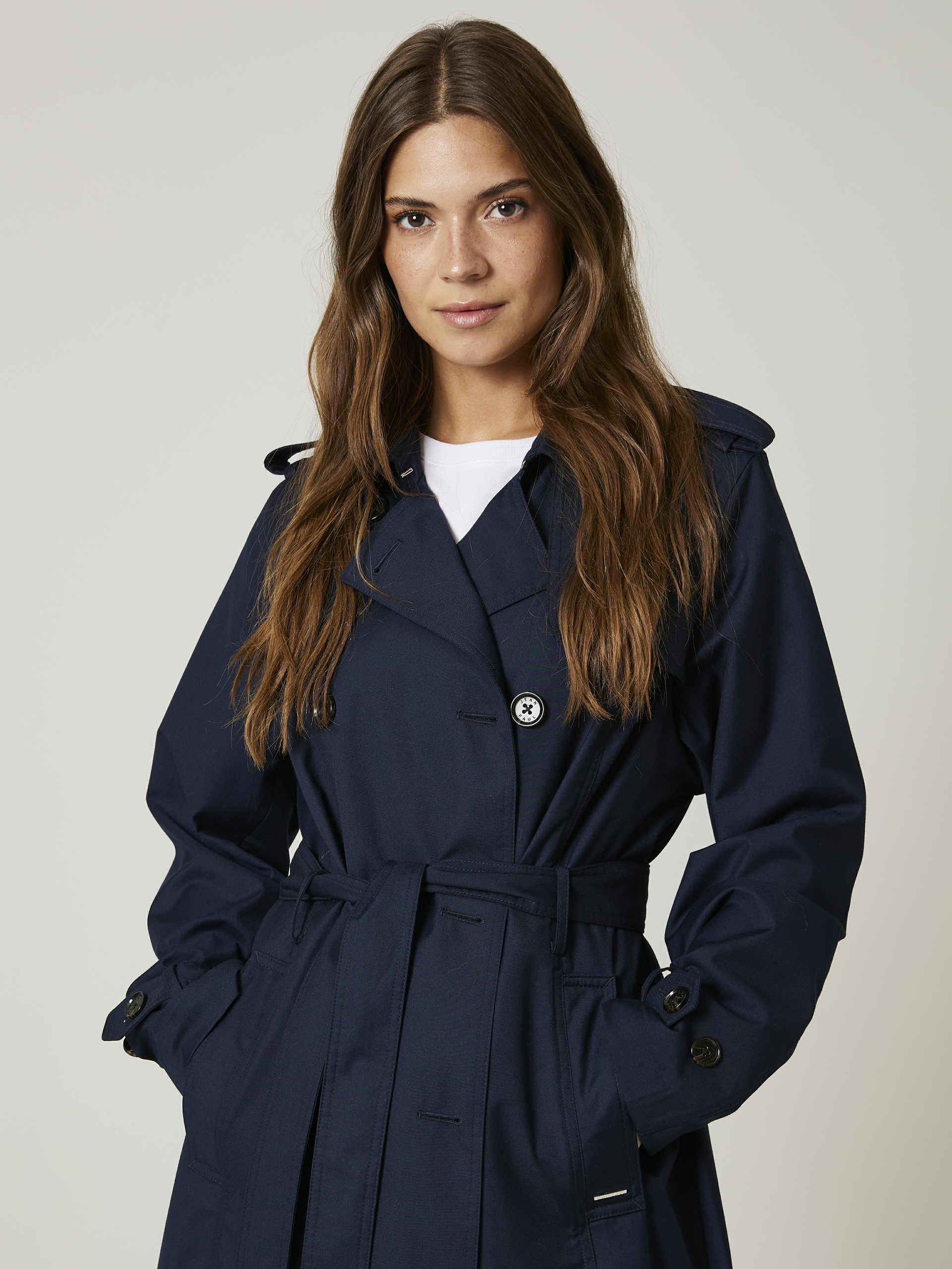 Grace trench 7506085_EM6-JEANPAUL-S24-Modell-Front_4140_Grace trench EM6_Grace trench EM6 7506085.jpg_Front||Front