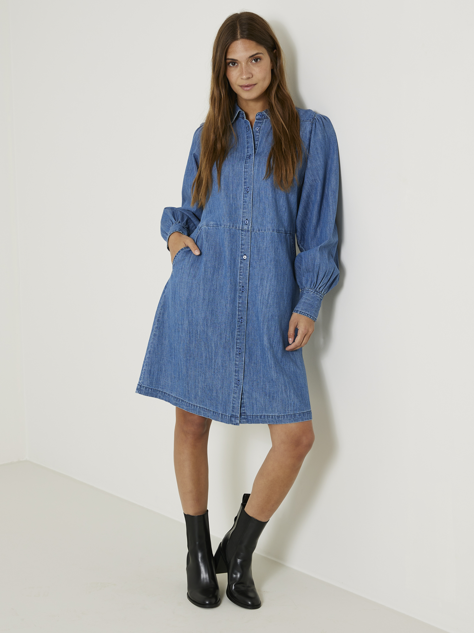 Cindy kjole 7506162_ECL-JEANPAUL-S24-Modell-Front_4741_Cindy kjole ECL 7506162.jpg_Front||Front