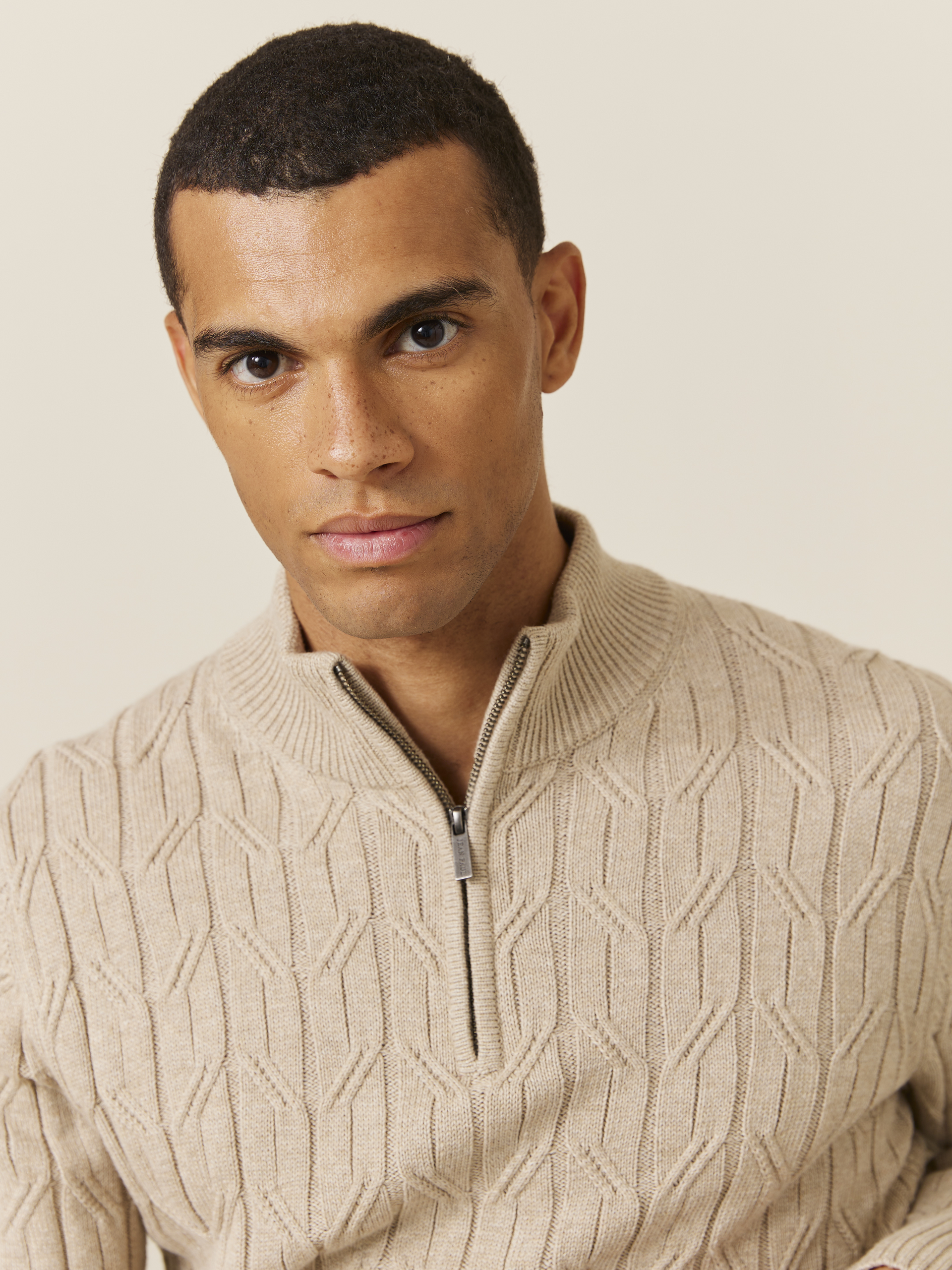 Martin cabel zipneck 7508301_Jean Paul_Martin Kabel Zipneck Genser_A24 (8)_Martin cabel zipneck AEI_Martin cabel zipneck AEI 7508301.jpg_