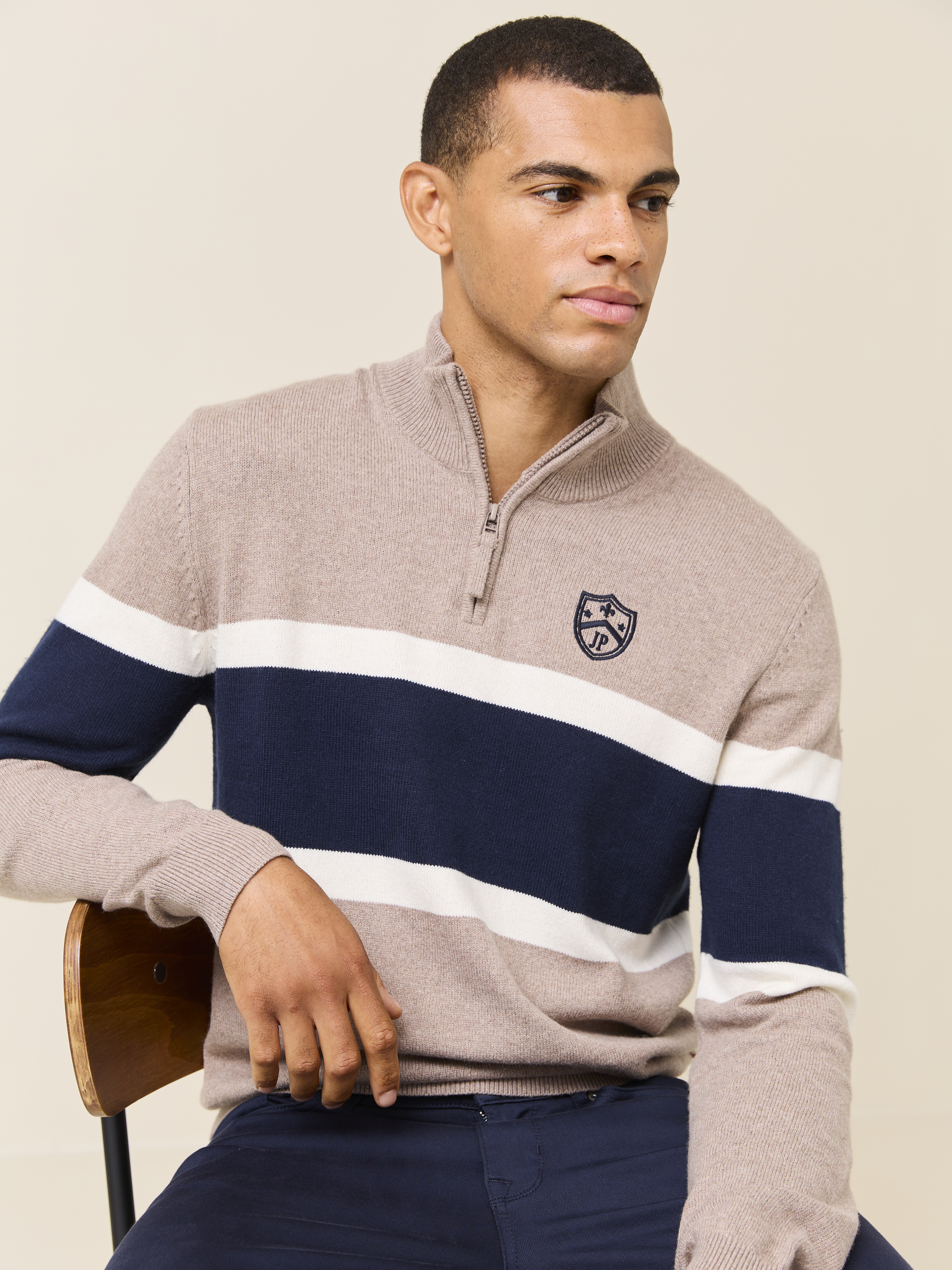 Lucien stripet zipneck 7508802_AMY-JEANPAUL-W24-Modell-Front_4687_Lucien stripet zipneck AMY_Lucien stripet zipneck AMY 7508802.jpg_Front||Front