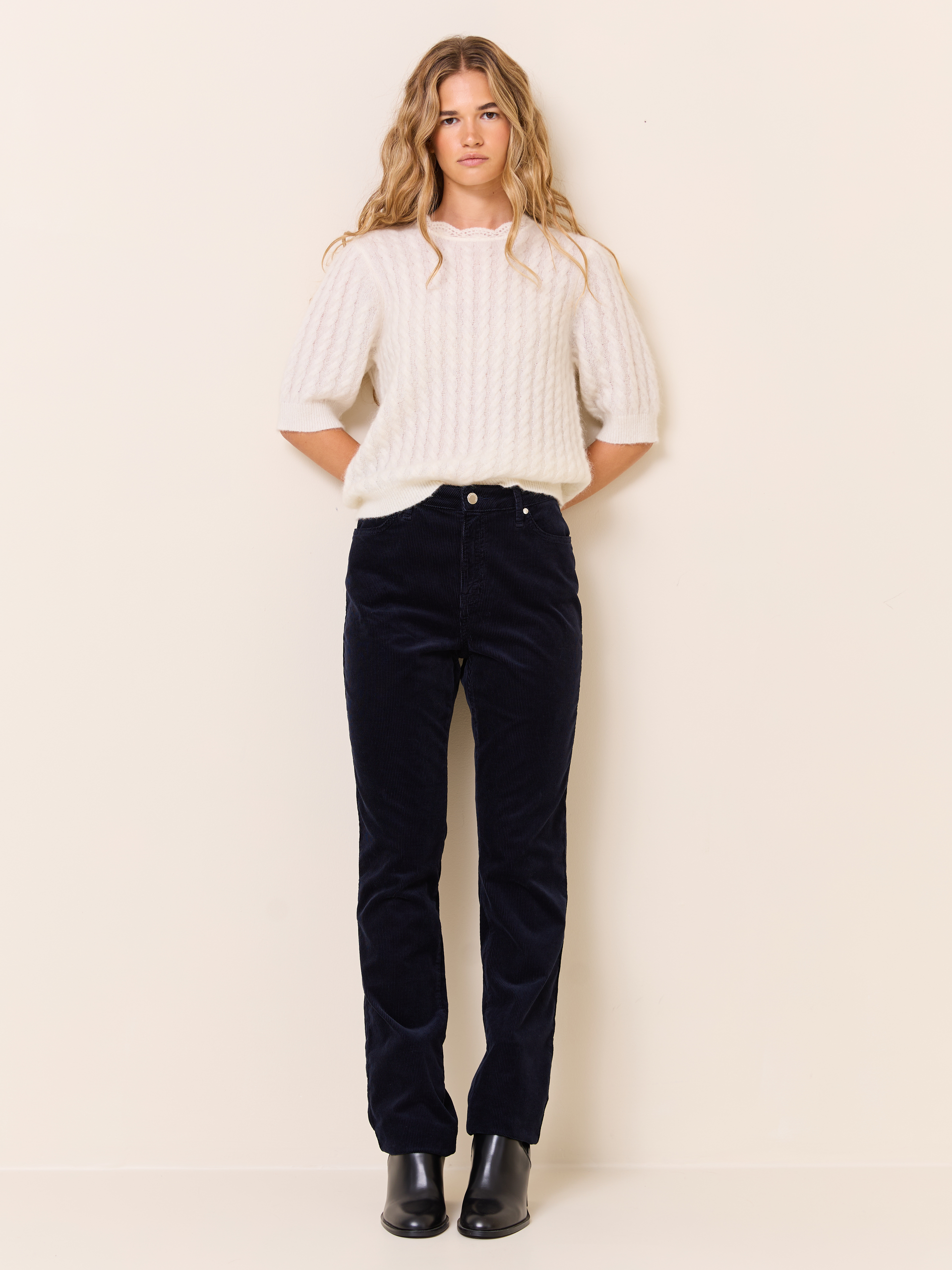 Sabine straight cordbukse 7509283_EM6-JEANPAUL-W24-Modell-Front_9807_Sabine straight cordbukse EM6 7509283.jpg_Front||Front