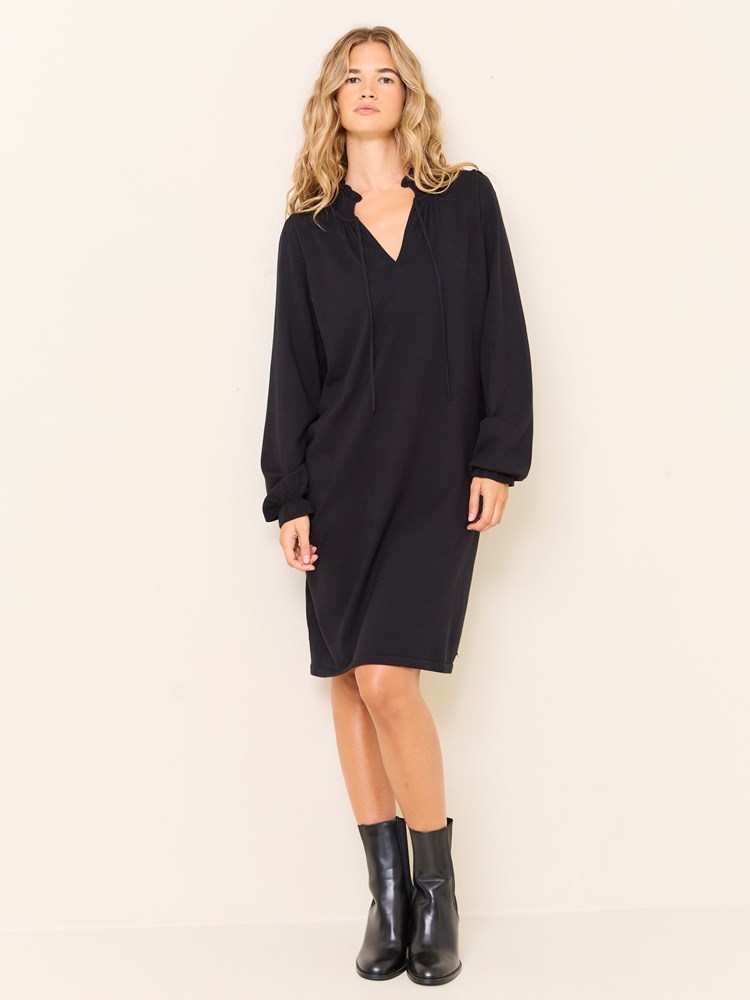 Polly kjole 7509322_C25-JEANPAUL-W24-Modell-Front_2346_Polly kjole C25_Polly kjole C25 7509322.jpg_Front||Front