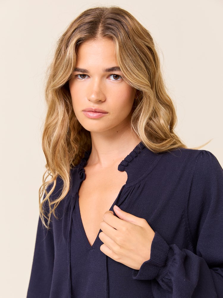 Polly kjole 7509322_EM6-JEANPAUL-W24-Modell-Front_1560_Polly kjole EM6 7509322.jpg_Front||Front