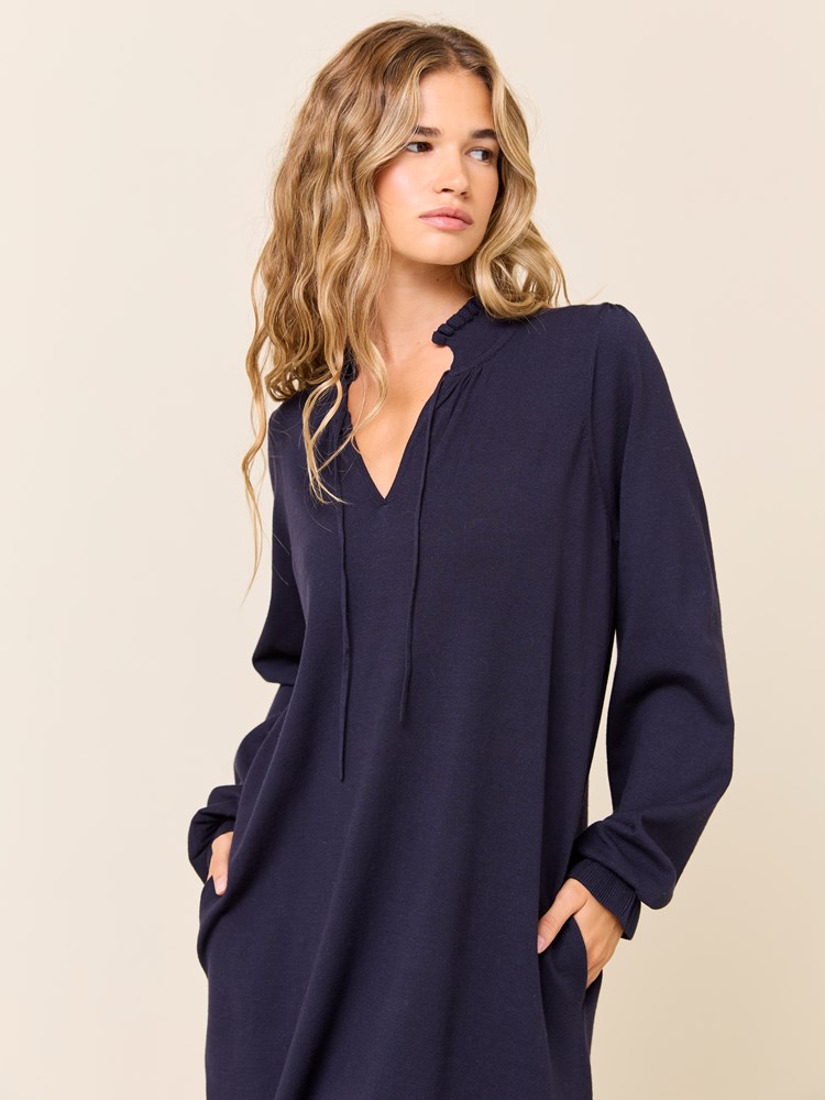 Polly kjole 7509322_EM6-JEANPAUL-W24-Modell-Front_4181_Polly kjole EM6 7509322.jpg_Front||Front