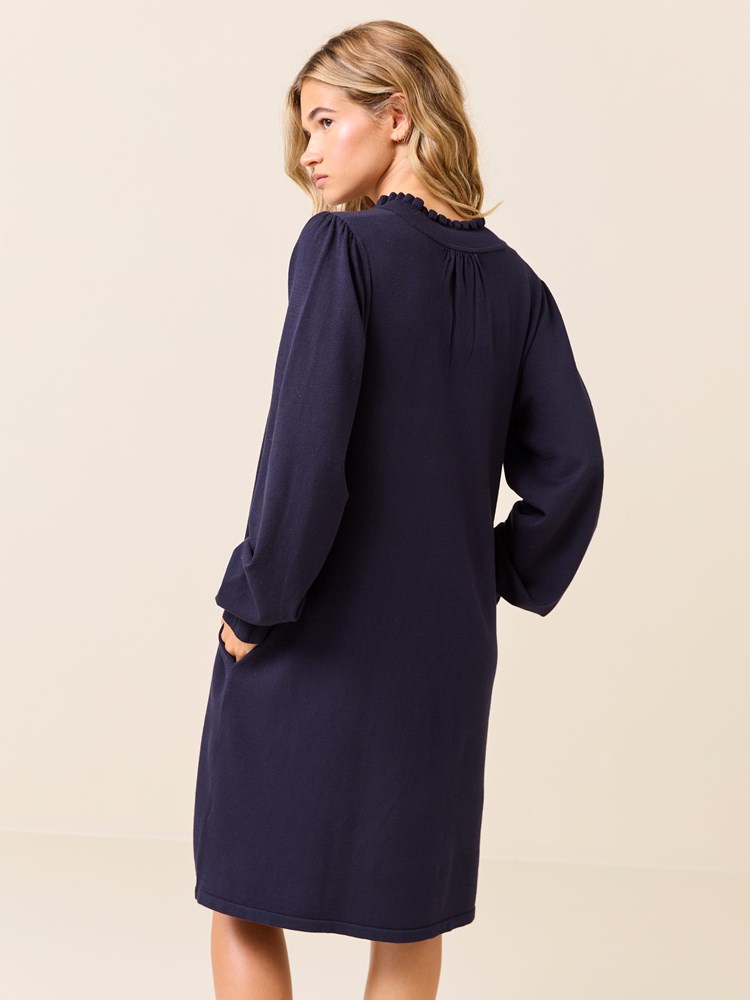 Polly kjole 7509322_EM6-JEANPAUL-W24-Modell-Front_6167_Polly kjole EM6 7509322.jpg_Front||Front