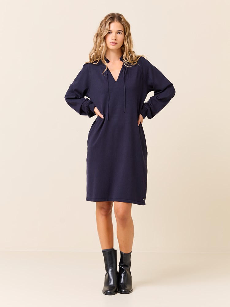 Polly kjole 7509322_EM6-JEANPAUL-W24-Modell-Front_8289_Polly kjole EM6 7509322.jpg_Front||Front