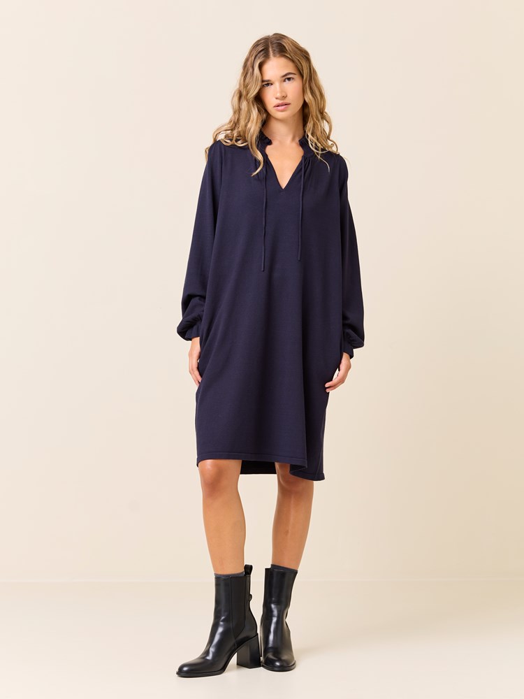 Polly kjole 7509322_EM6-JEANPAUL-W24-Modell-Front_8480_Polly kjole EM6 7509322.jpg_Front||Front