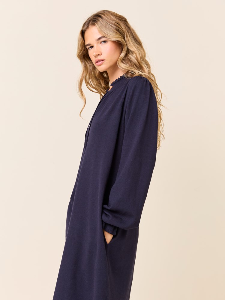 Polly kjole 7509322_EM6-JEANPAUL-W24-Modell-Front_8780_Polly kjole EM6 7509322.jpg_Front||Front