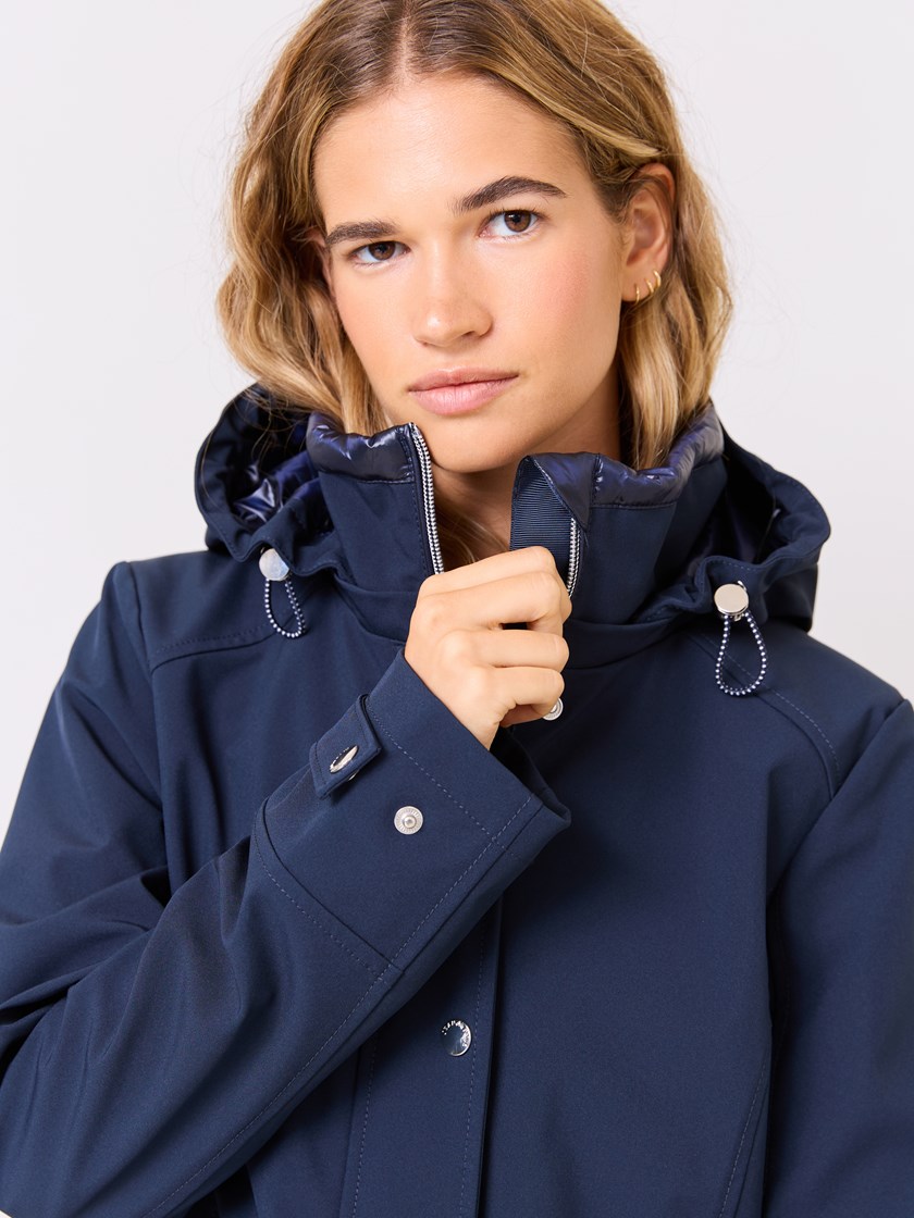 7513857 EM6 7510044_EM6-JEANPAUL-S25-Modell-Front_1522_Pleasure jakke EM6.jpg_