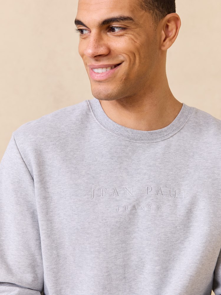 Royan collegegenser 7510045_IEB-JEANPAUL-S25-Modell-Front_4673_Royan collegegenser IEB_Royan collegegenser IEB 7510045.jpg_