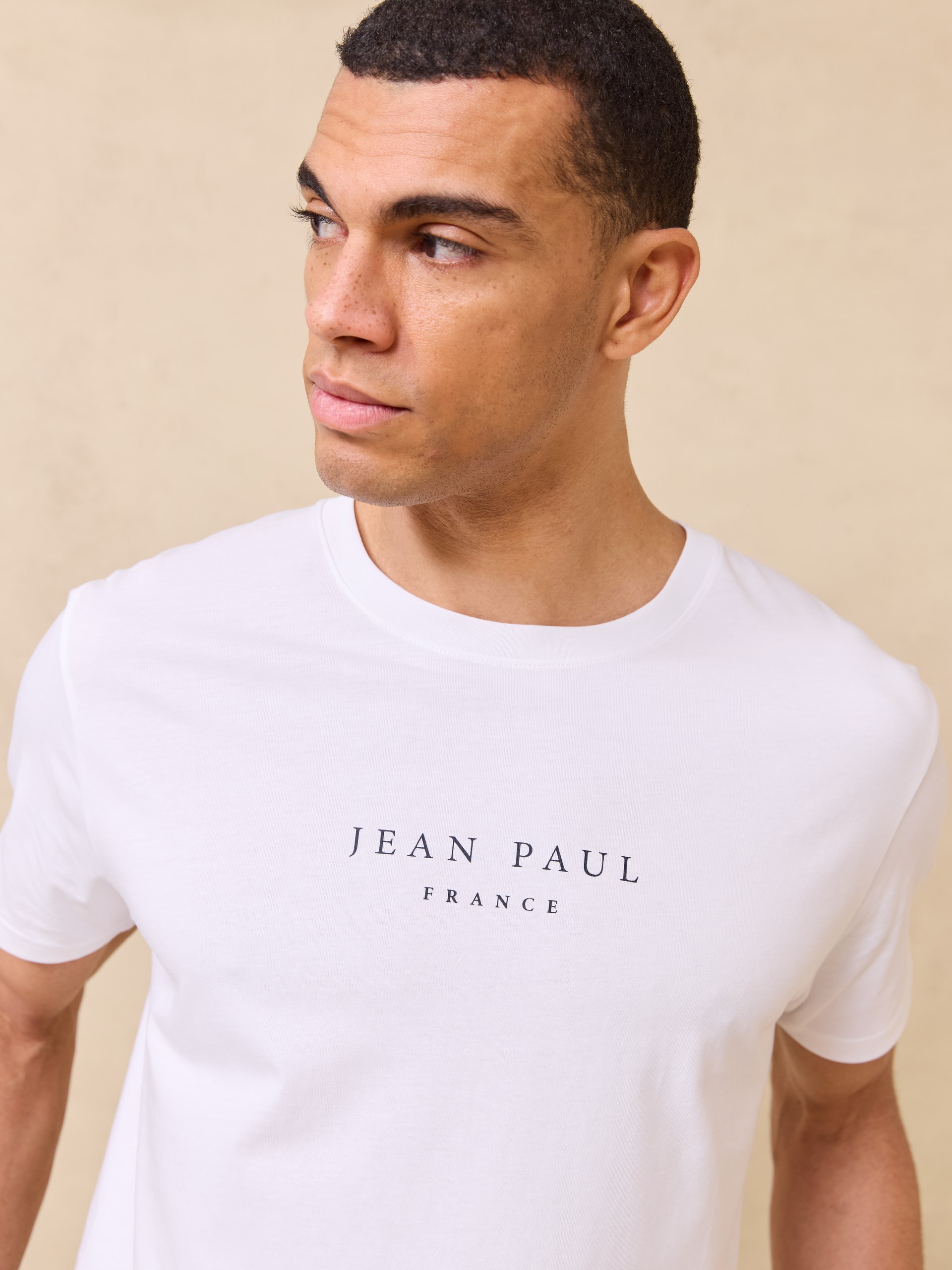 7510064 O68 7510064_O68-JEANPAUL-S25-Modell-Front_4762 (1)_Loup t-skjorte O68_Loup t-skjorte O68 7510064.jpg_