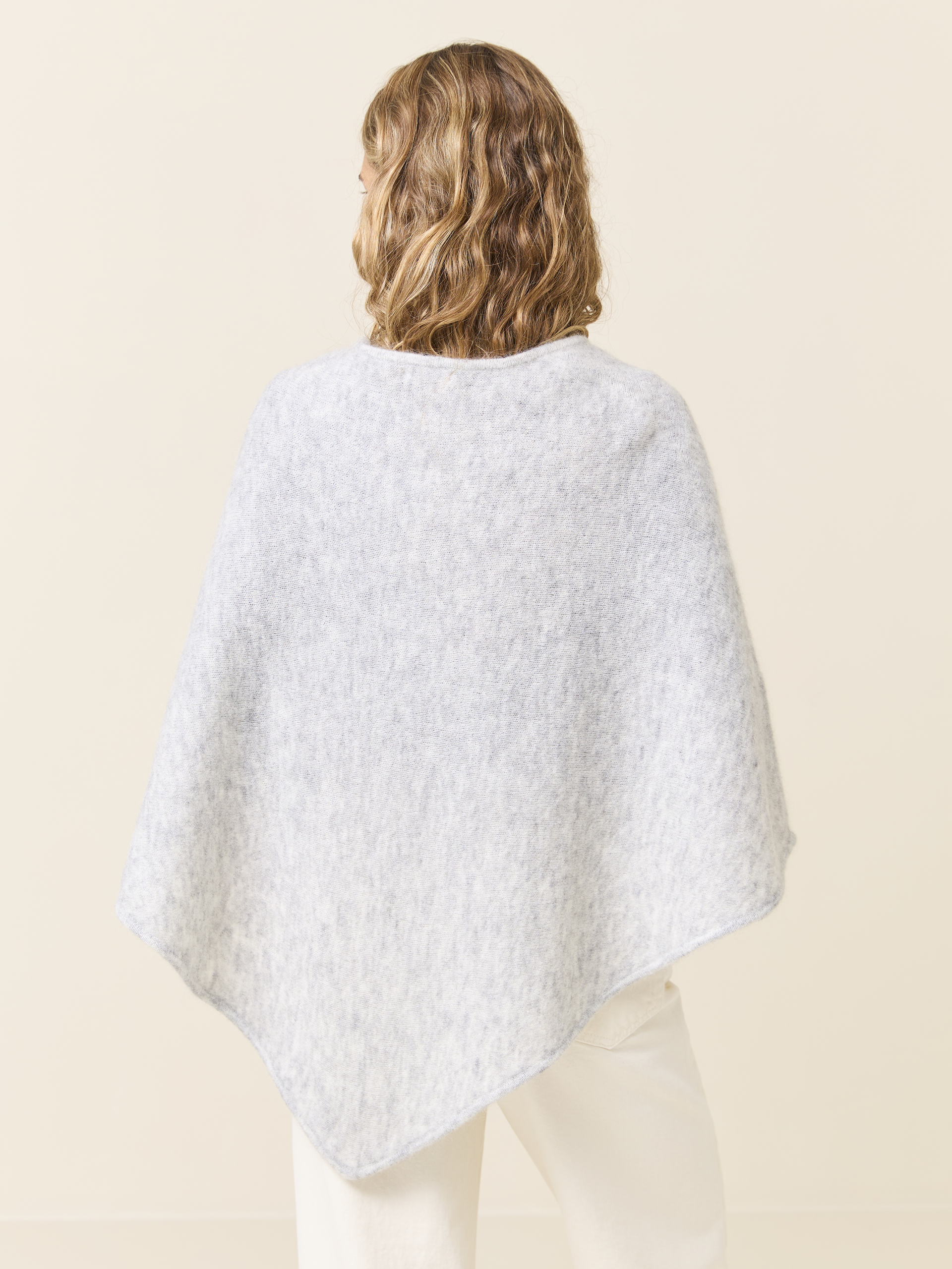 Lone poncho 7510276_IEB-JEANPAUL-W24-Modell-Front_3022_Lone poncho IEB_Lone poncho IEB 7510276.jpg_Front