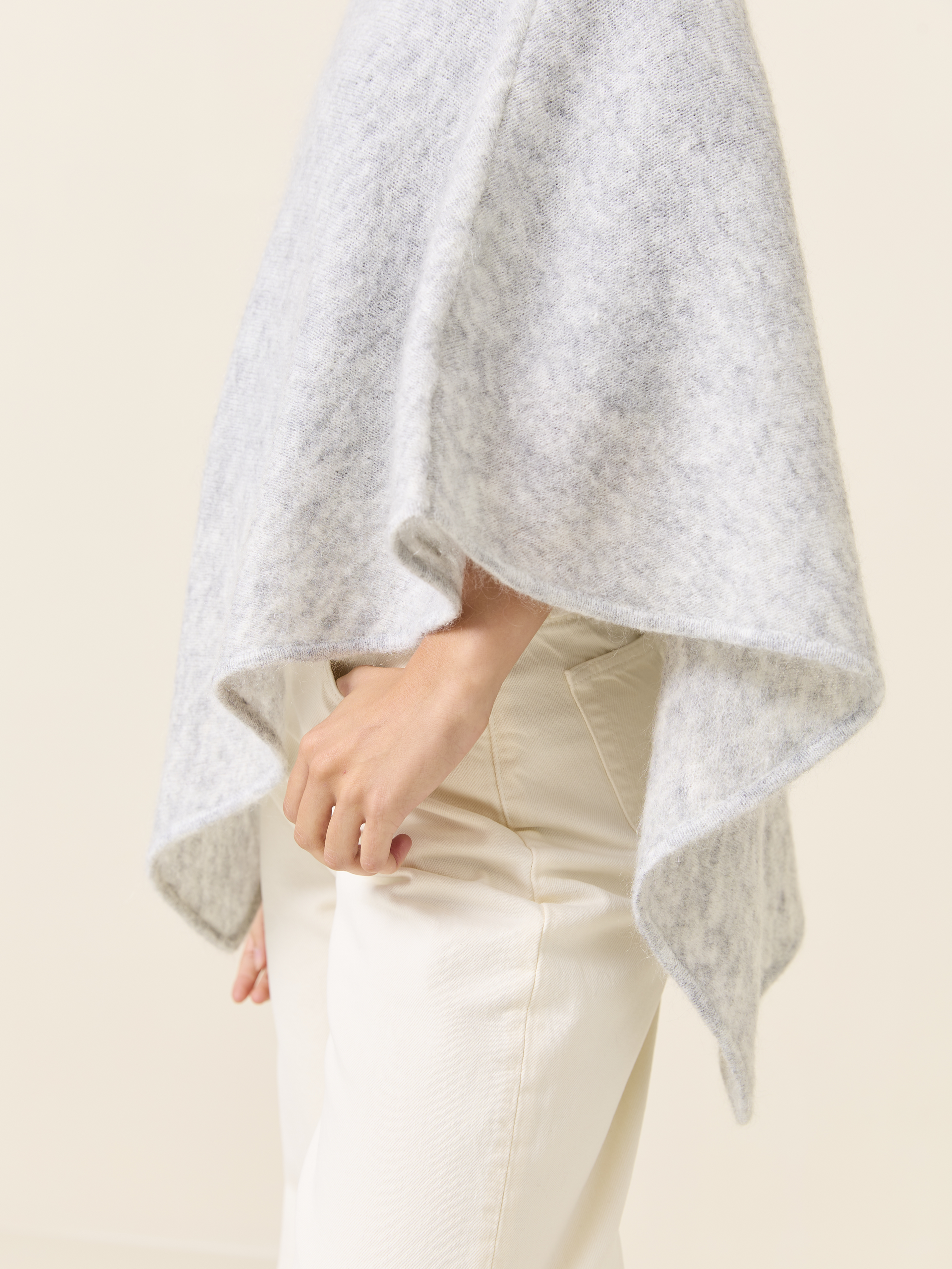 Lone poncho 7510276_IEB-JEANPAUL-W24-Modell-Front_4348_Lone poncho IEB 7510276.jpg_Front