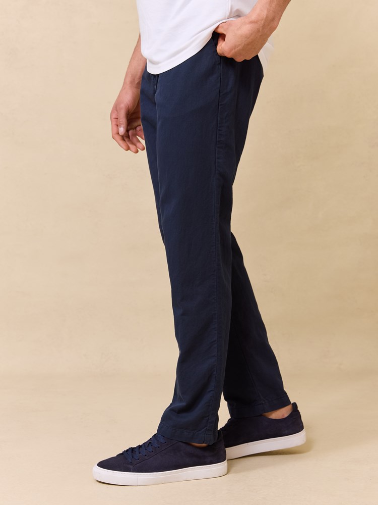 Liam colino chino 7510402_EM6-JEANPAUL-S25-Modell-Front_7788_Liam colino chino EM6_Liam colino chino EM6 7510402.jpg_