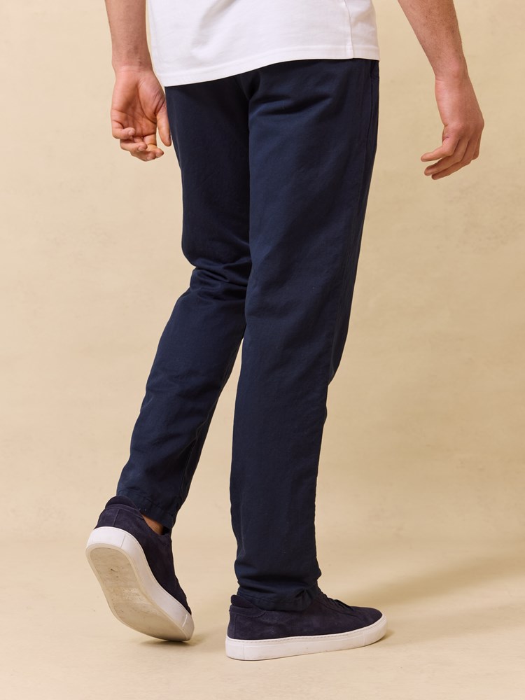 Liam colino chino 7510402_EM6-JEANPAUL-S25-Modell-Front_8237_Liam colino chino EM6_Liam colino chino EM6 7510402.jpg_