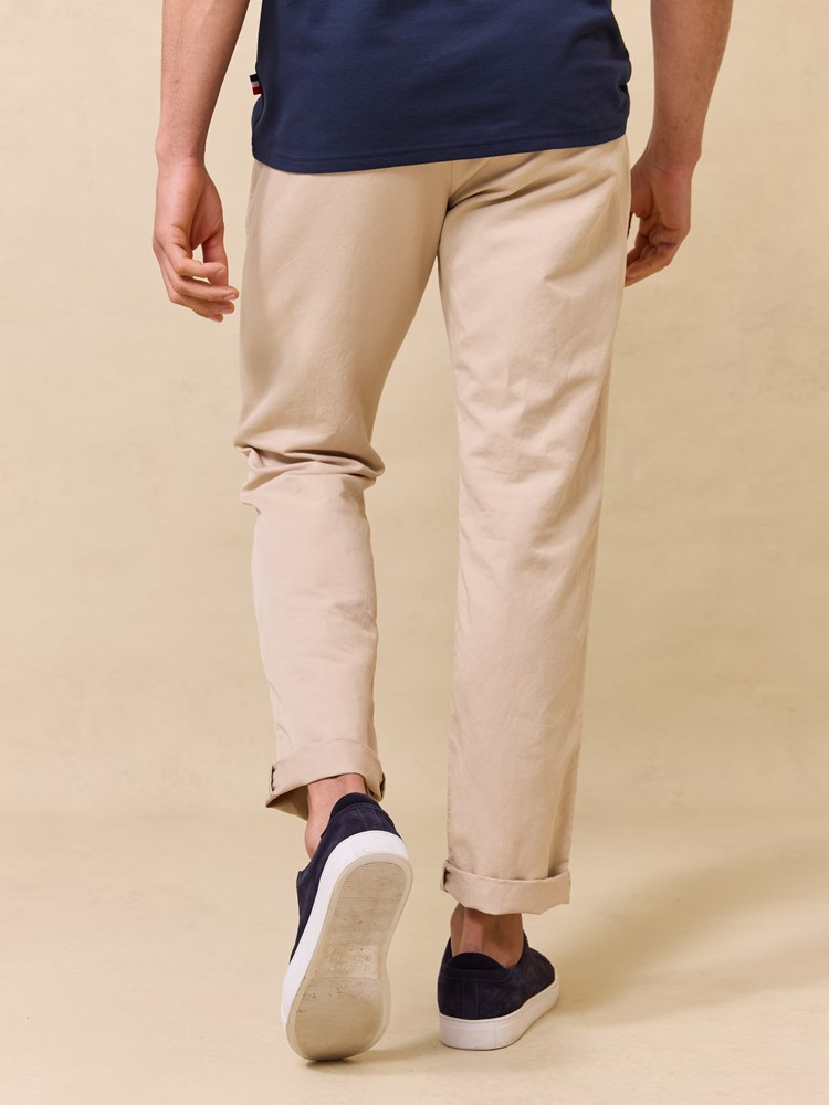 Liam colino chino 7510402_I4Y-JEANPAUL-S25-Modell-Front_4573_Liam colino chino I4Y_Liam colino chino I4Y 7510402.jpg_