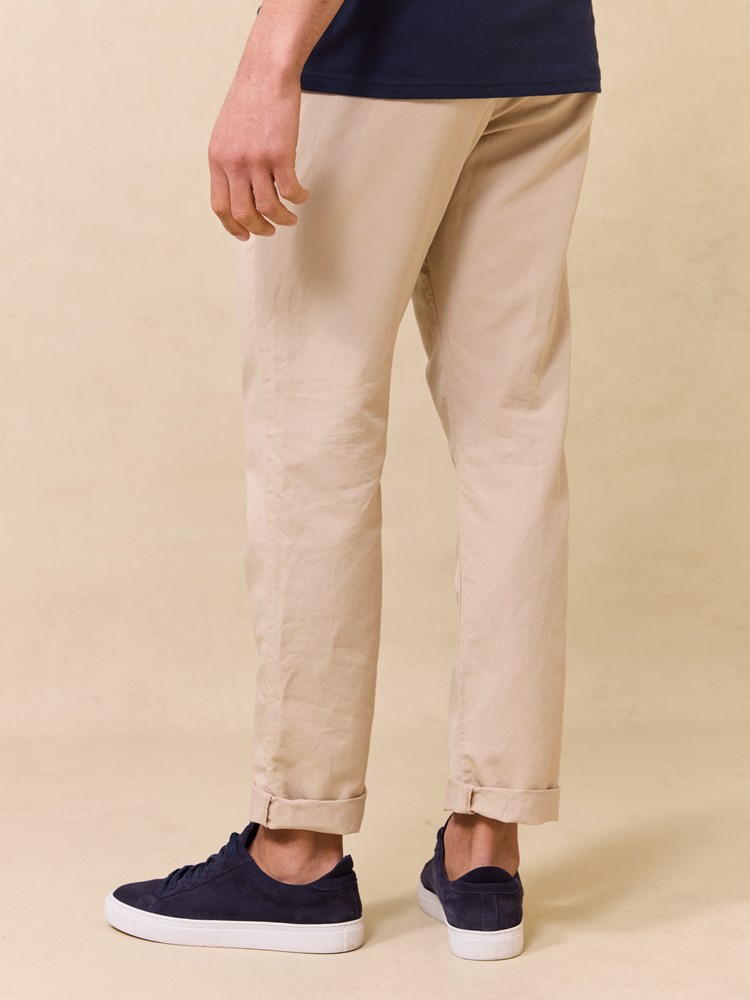 Liam colino chino 7510402_I4Y-JEANPAUL-S25-Modell-Front_4583_Liam colino chino I4Y_Liam colino chino I4Y 7510402.jpg_