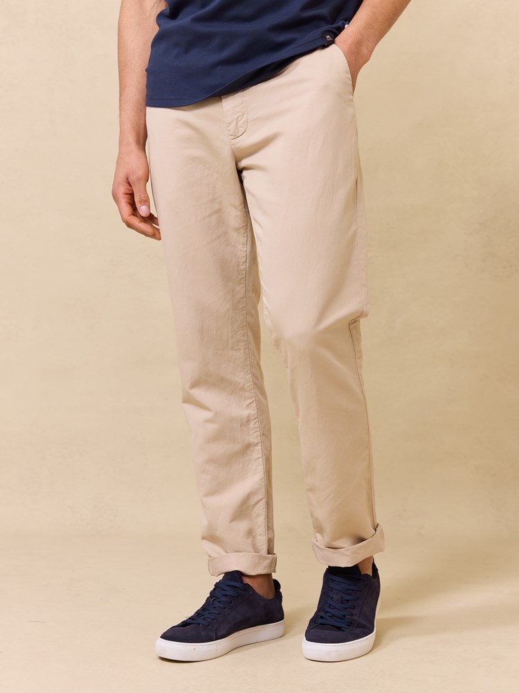Liam colino chino 7510402_I4Y-JEANPAUL-S25-Modell-Front_6117_Liam colino chino I4Y_Liam colino chino I4Y 7510402.jpg_