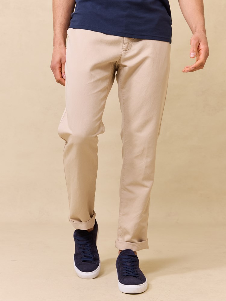 Liam colino chino 7510402_I4Y-JEANPAUL-S25-Modell-Front_9610_Liam colino chino I4Y_Liam colino chino I4Y 7510402.jpg_